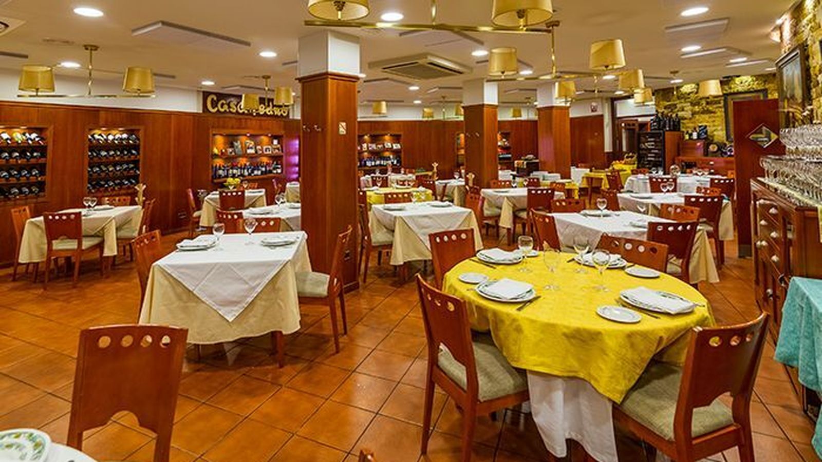 Casa Pedro alberga varios salones, donde disfrutar de una dilatada sobremesa