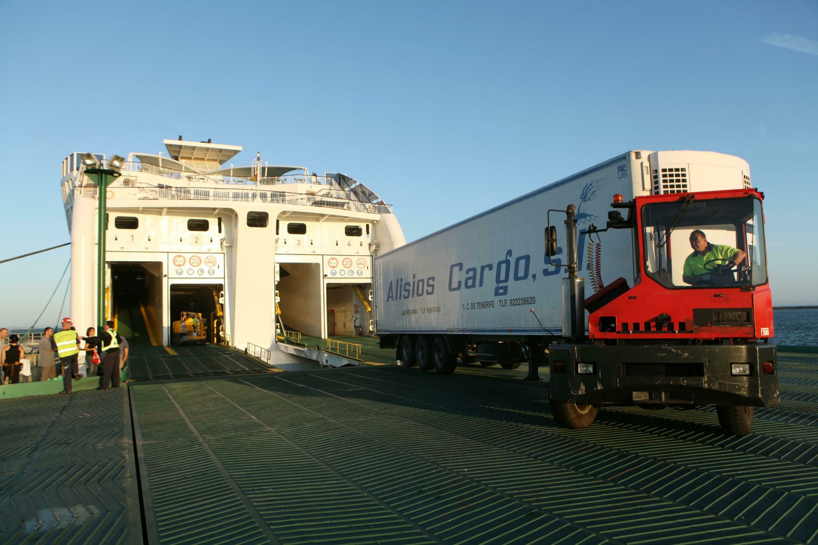 Transporte de mercancías en el Muelle Sur del Puerto de Huelva.