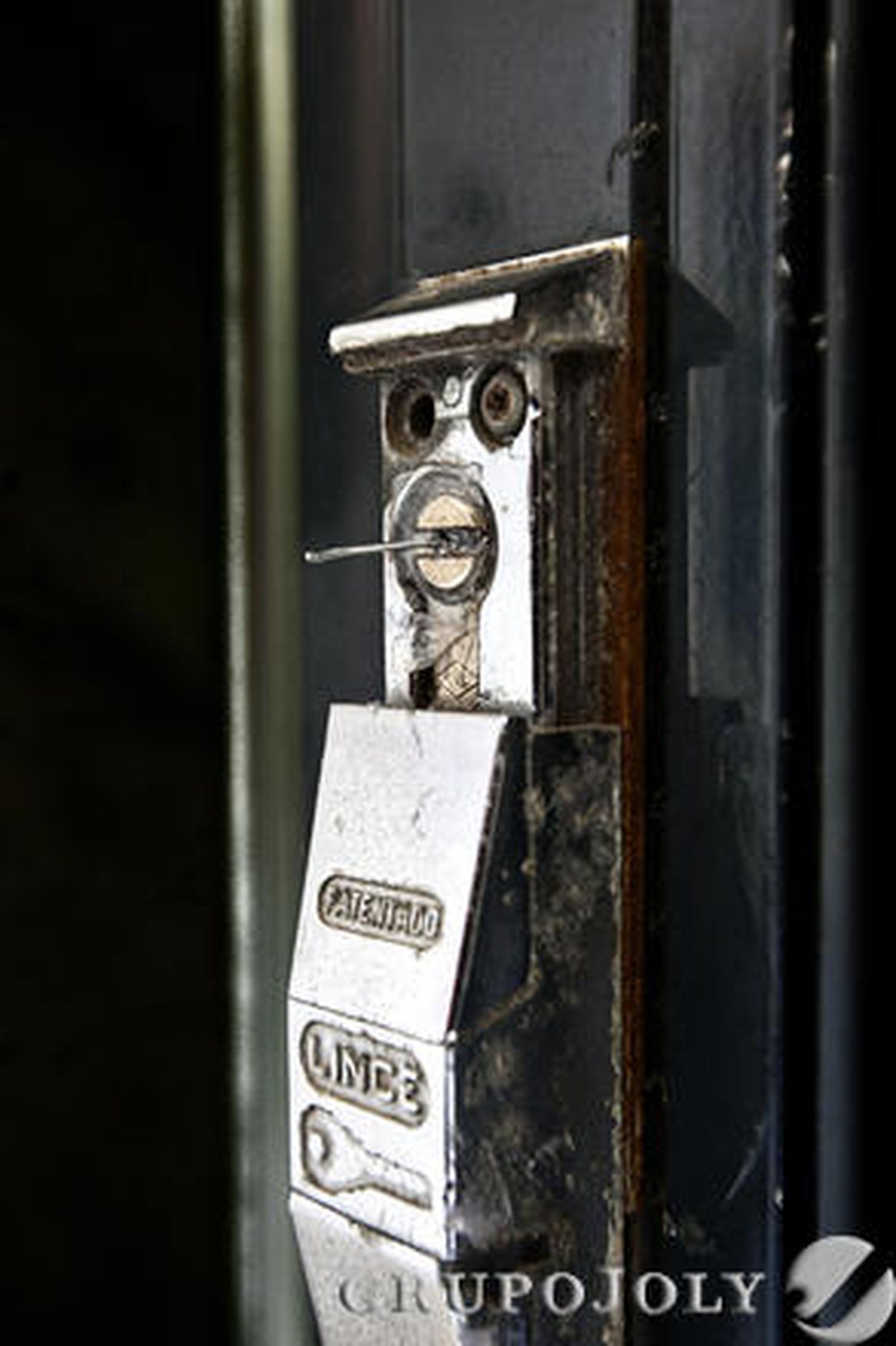 Una cerradura sellada con silicona e imperdibles por los piquetes. 

Foto: Julio González