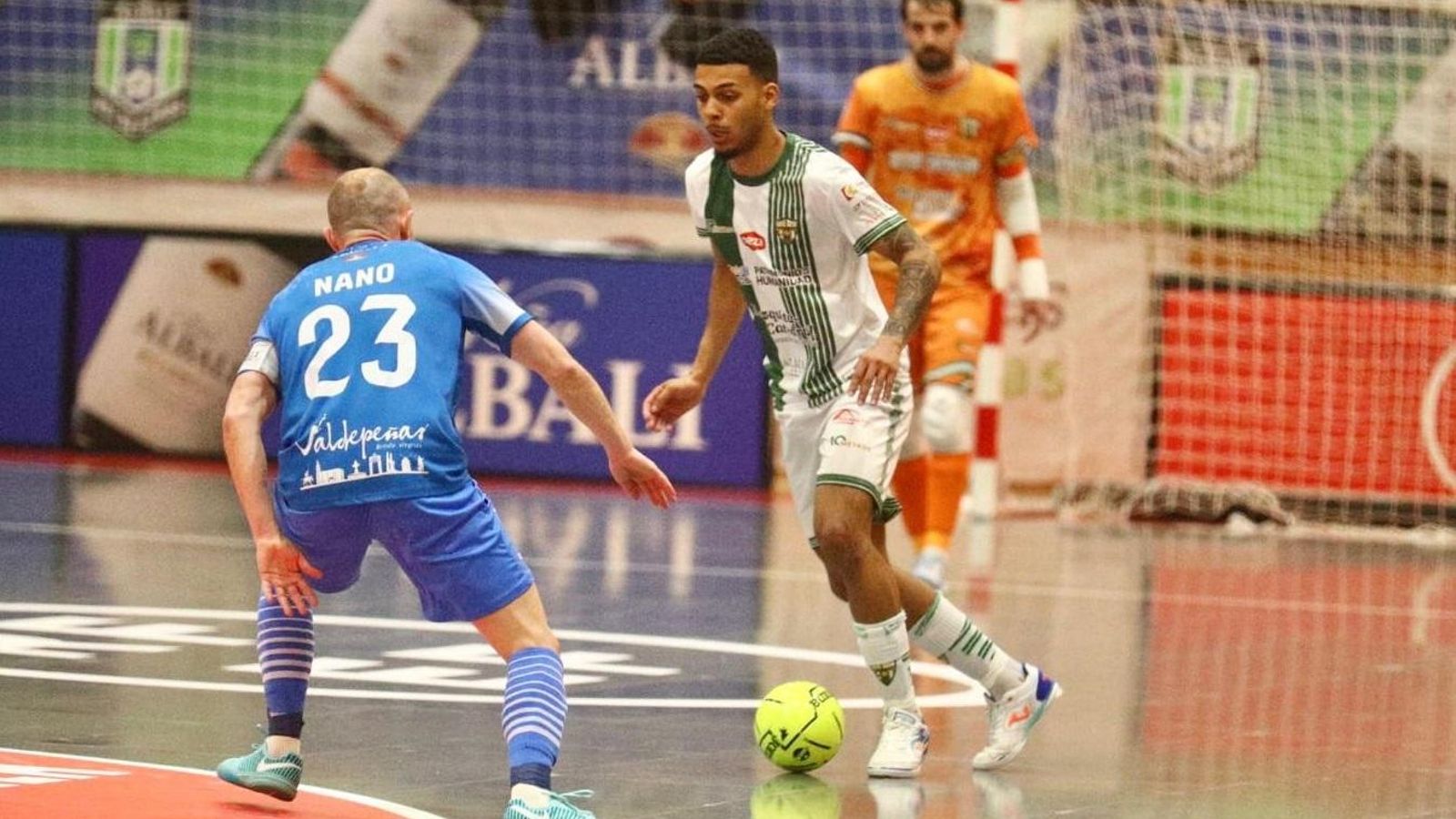 El blanquiverde Macedo es presionado por el local Nano.