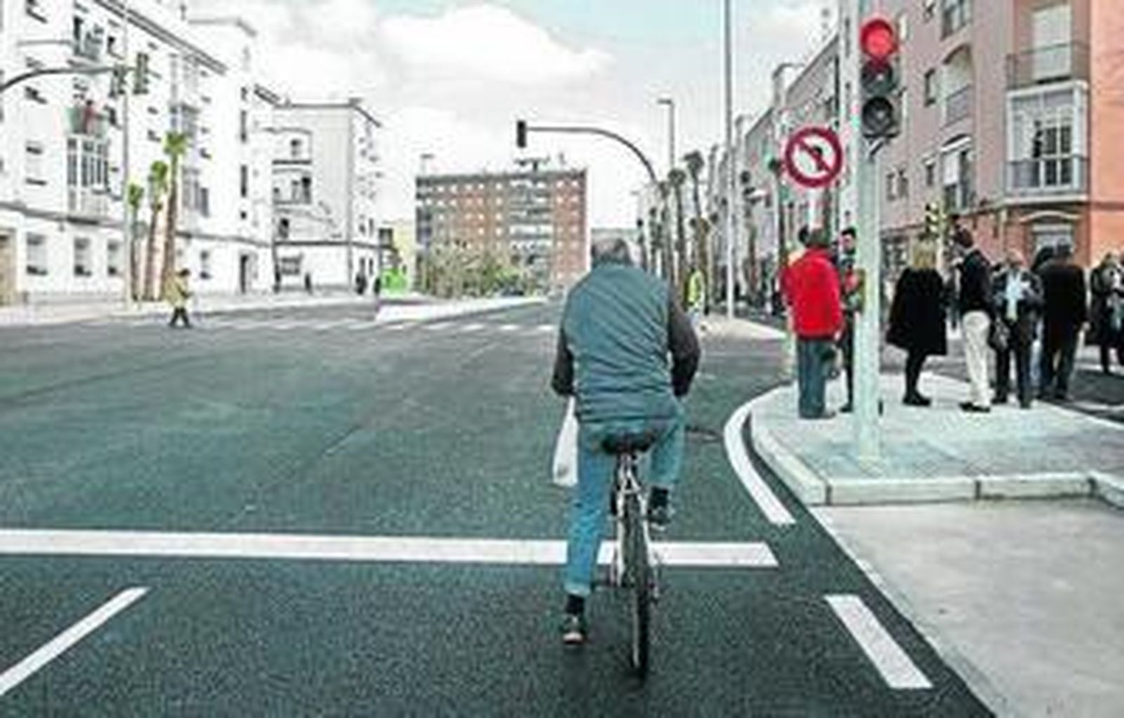 Un ciclista circula por la recién estrenada avenida de la Constitución de 1812.