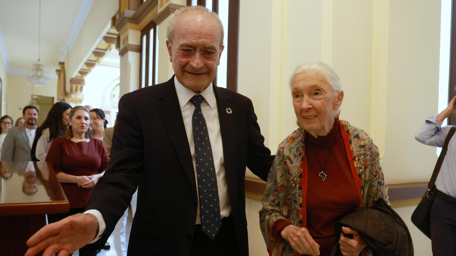 La doctora con el alcalde en el ayuntamiento