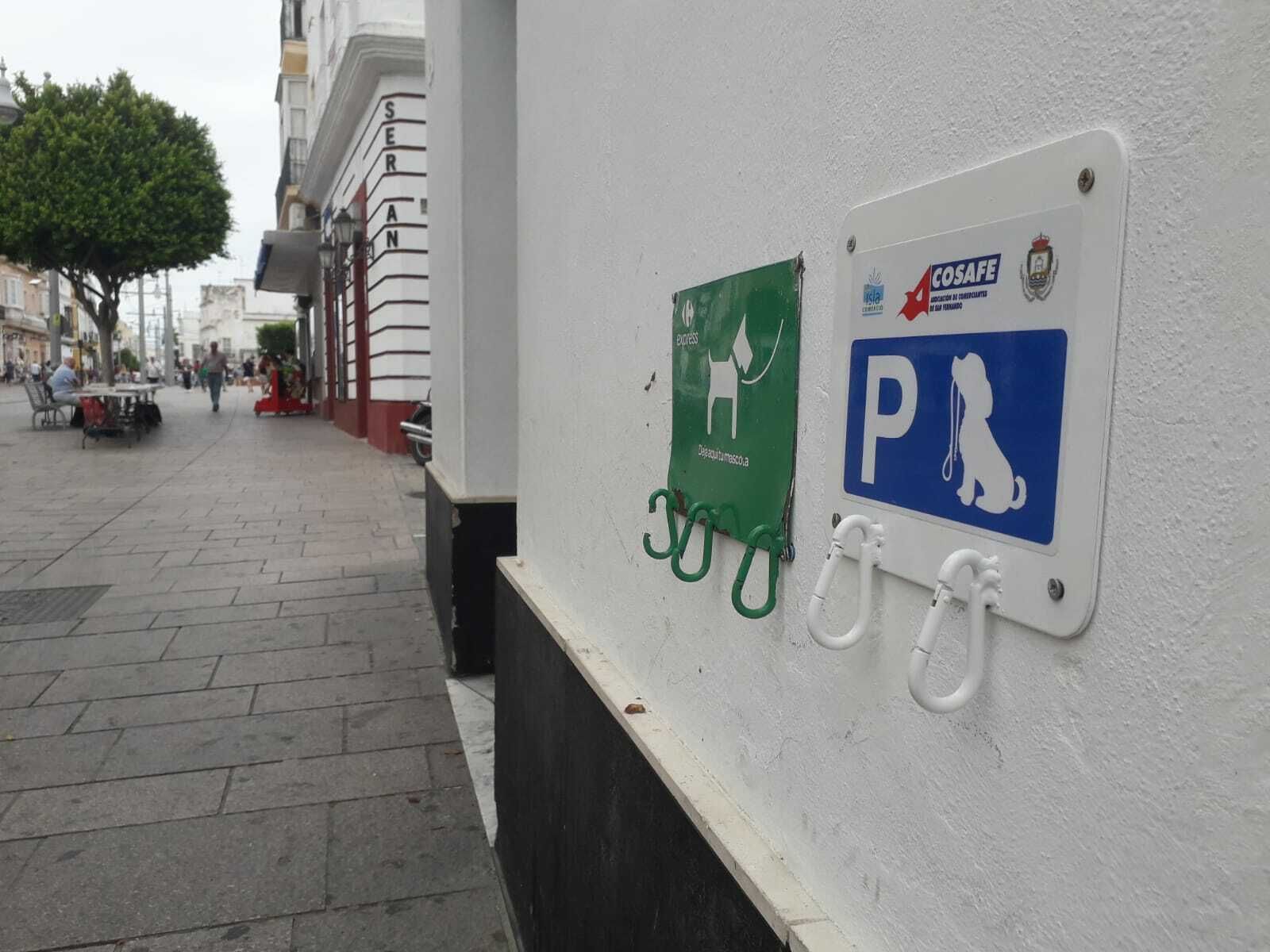 Acosafe coloca en sus comercios asociados de San Fernando placas para que los clientes 'aparquen' a sus mascotas