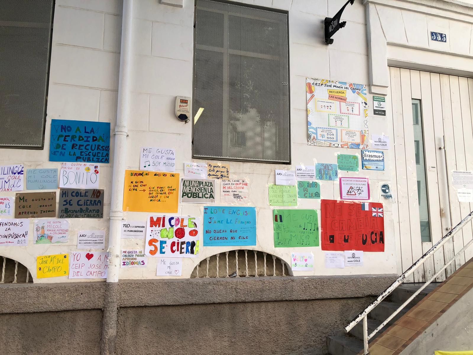 Carteles de protesta contra el cierre de un aula de Infantil en el CEIP José María del Campo.