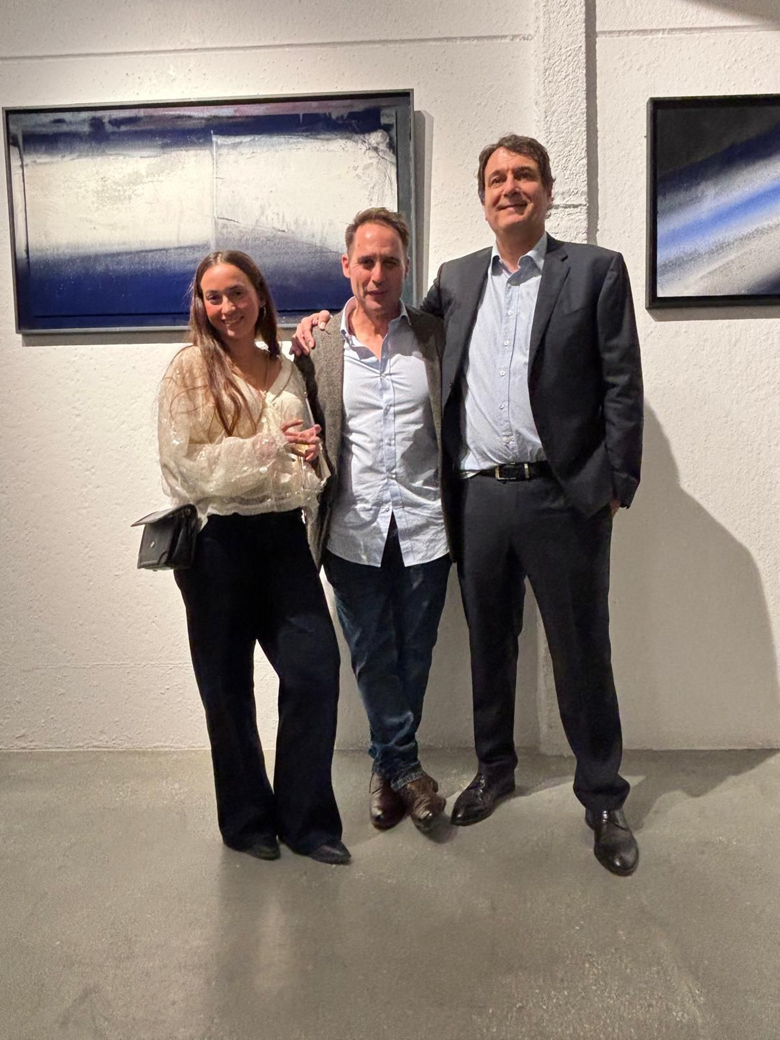 David Saborido (c), junto a su hija, Laura; y el galerista Alberto Panadero.
