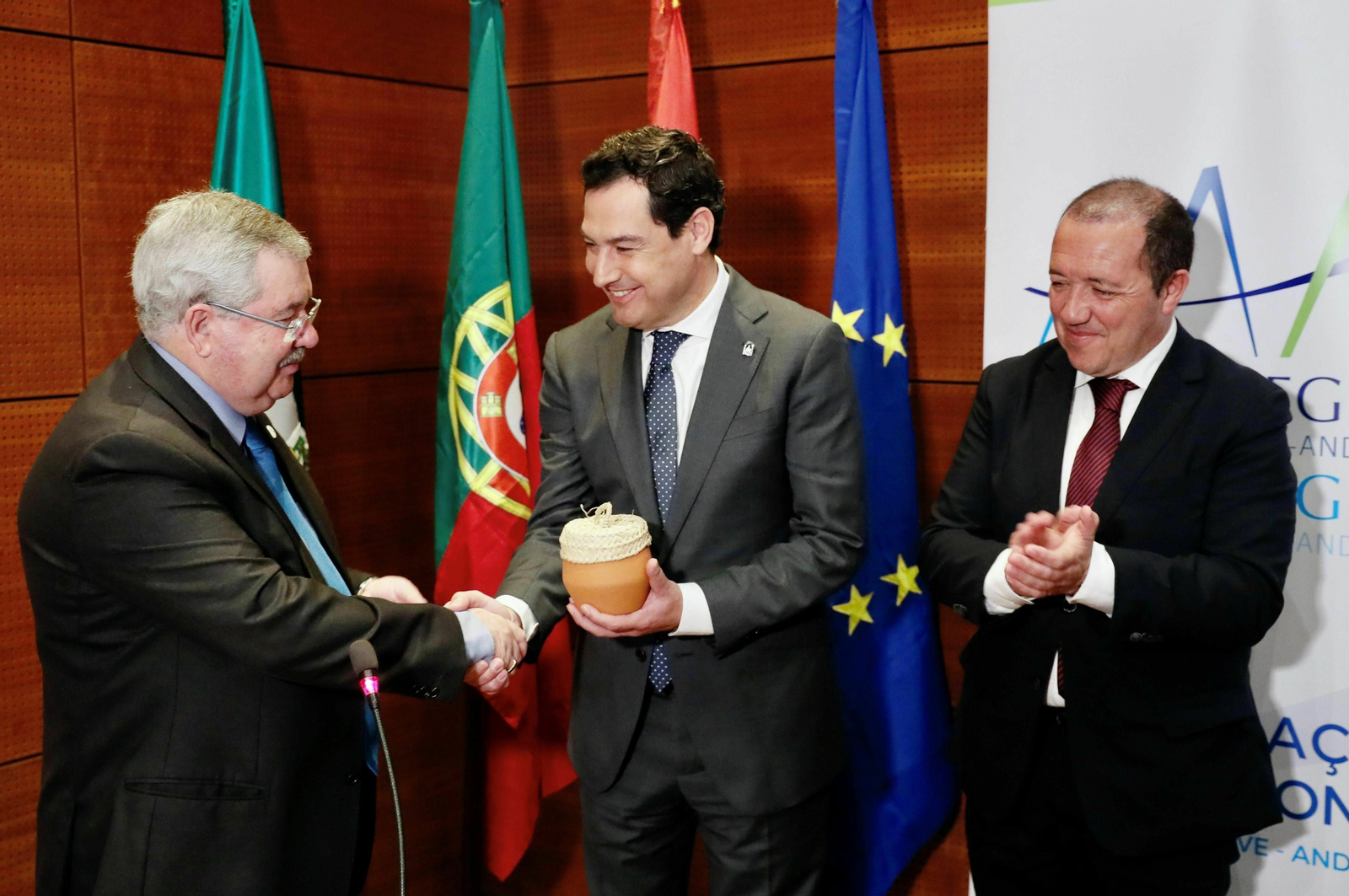 El presidente de la CCDR Algarve, Francisco Serra, con el presidente andaluz, Juanma Moreno, al que ha entregado una vasija de cerámica de la tierra que simboliza el traspaso de la presidencia rotatoria del Consejo de la Eurorregión Alentejo-Algarve-Andalucía, en presencia del otro presidente de la CCDR Alentejo, Roberto Grilo. El presidente de la CCDR Algarve, Francisco Serra, con el presidente andaluz, Juanma Moreno, al que ha entregado una vasija de cerámica de la tierra que simboliza el traspaso de la presidencia rotatoria del Consejo de la Eurorregión Alentejo-Algarve-Andalucía, en presencia del otro presidente de la CCDR Alentejo, Roberto Grilo.
