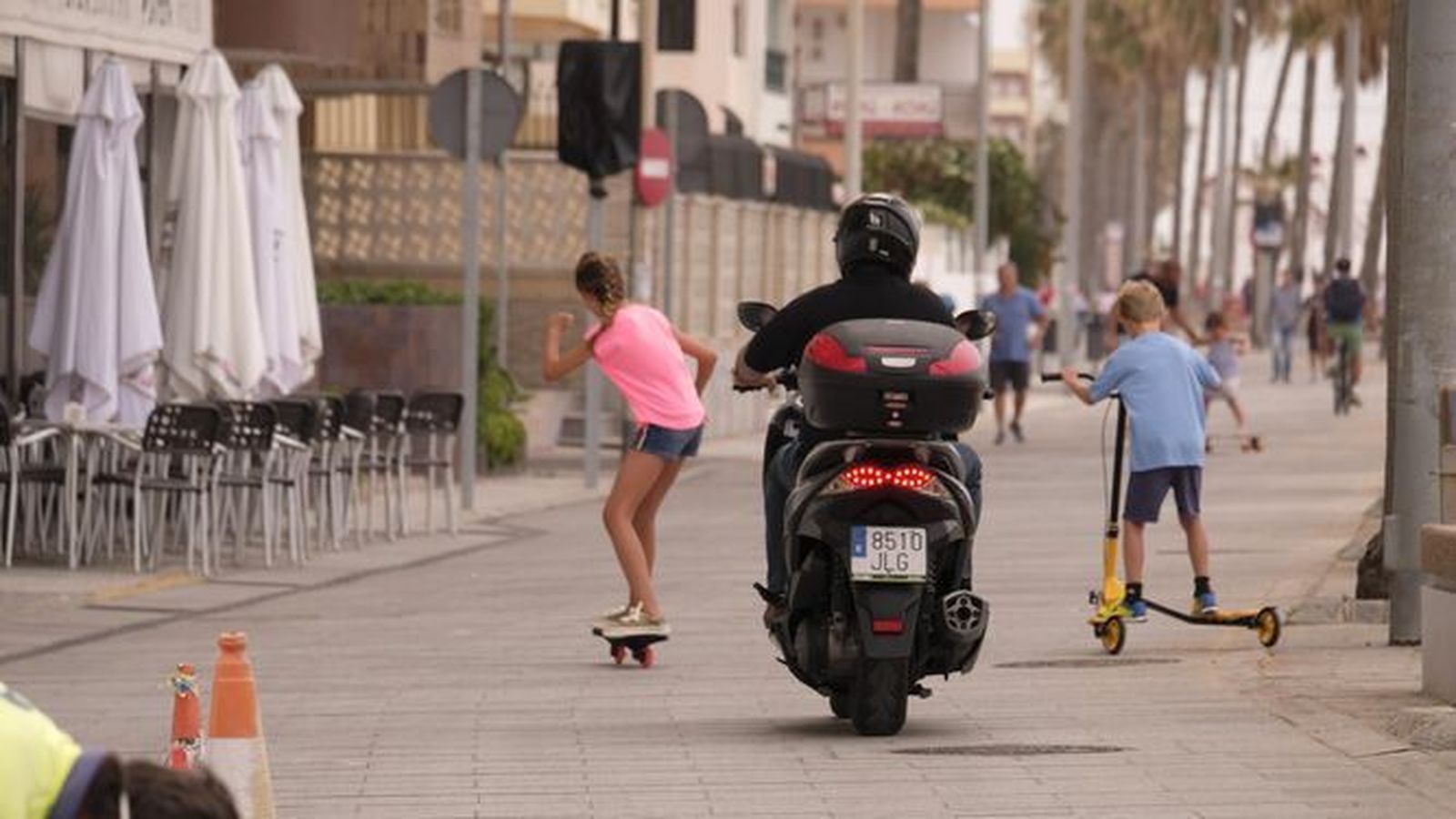 Un conductor de un ciclomotor.