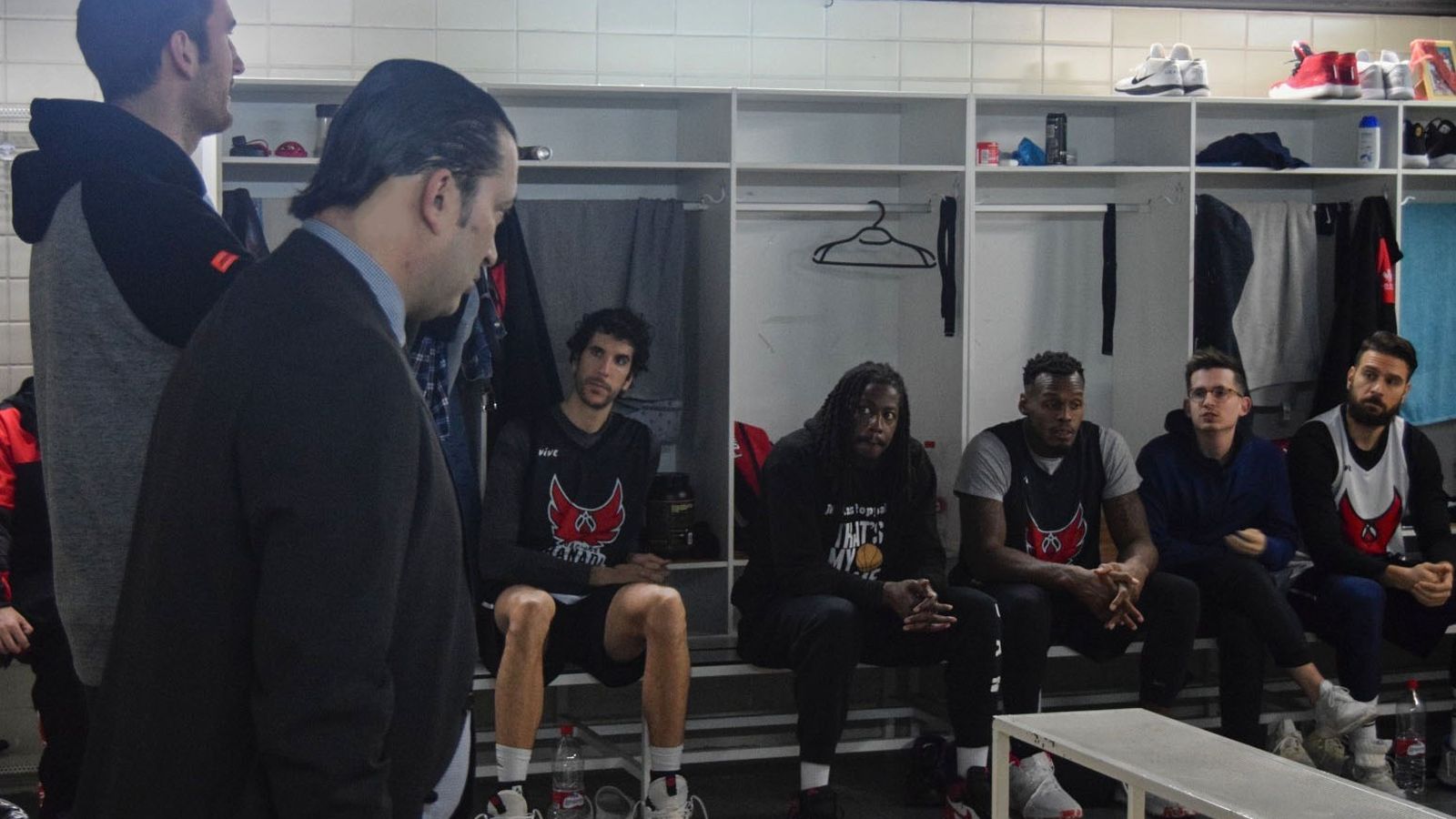 El presidente de la entidad rojinegra se dirige a los jugadores de Pablo Pin.