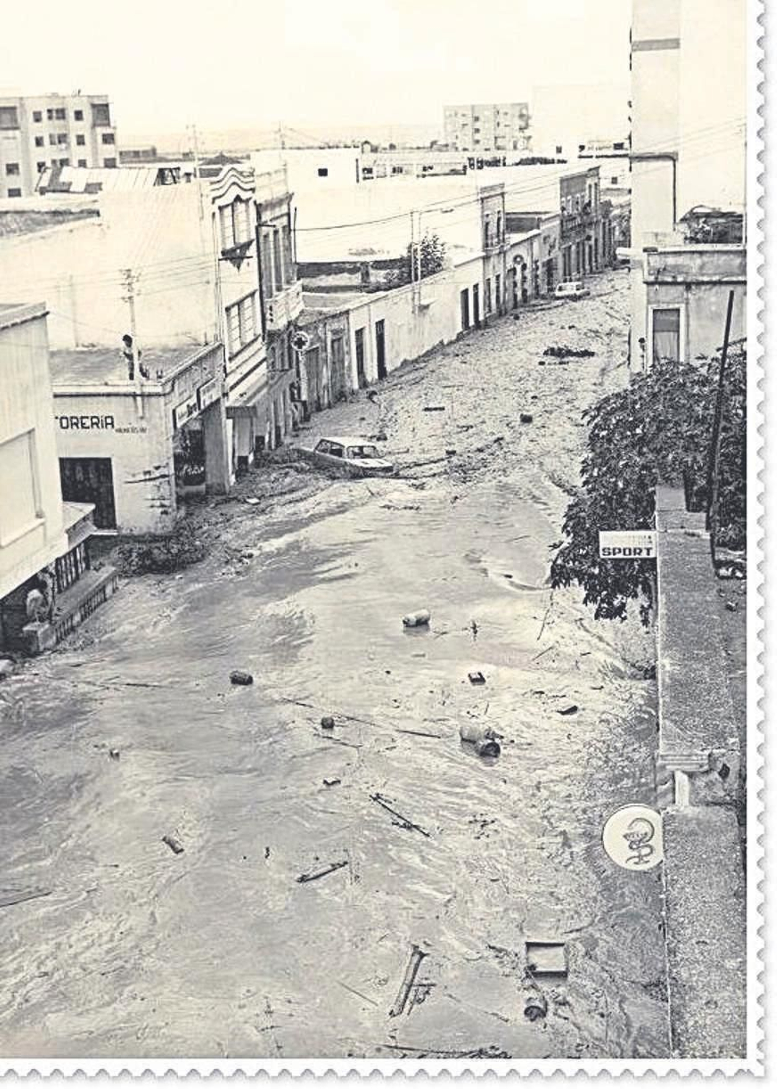 Aspecto que presentaba aquel día la calle principal de Adra.
