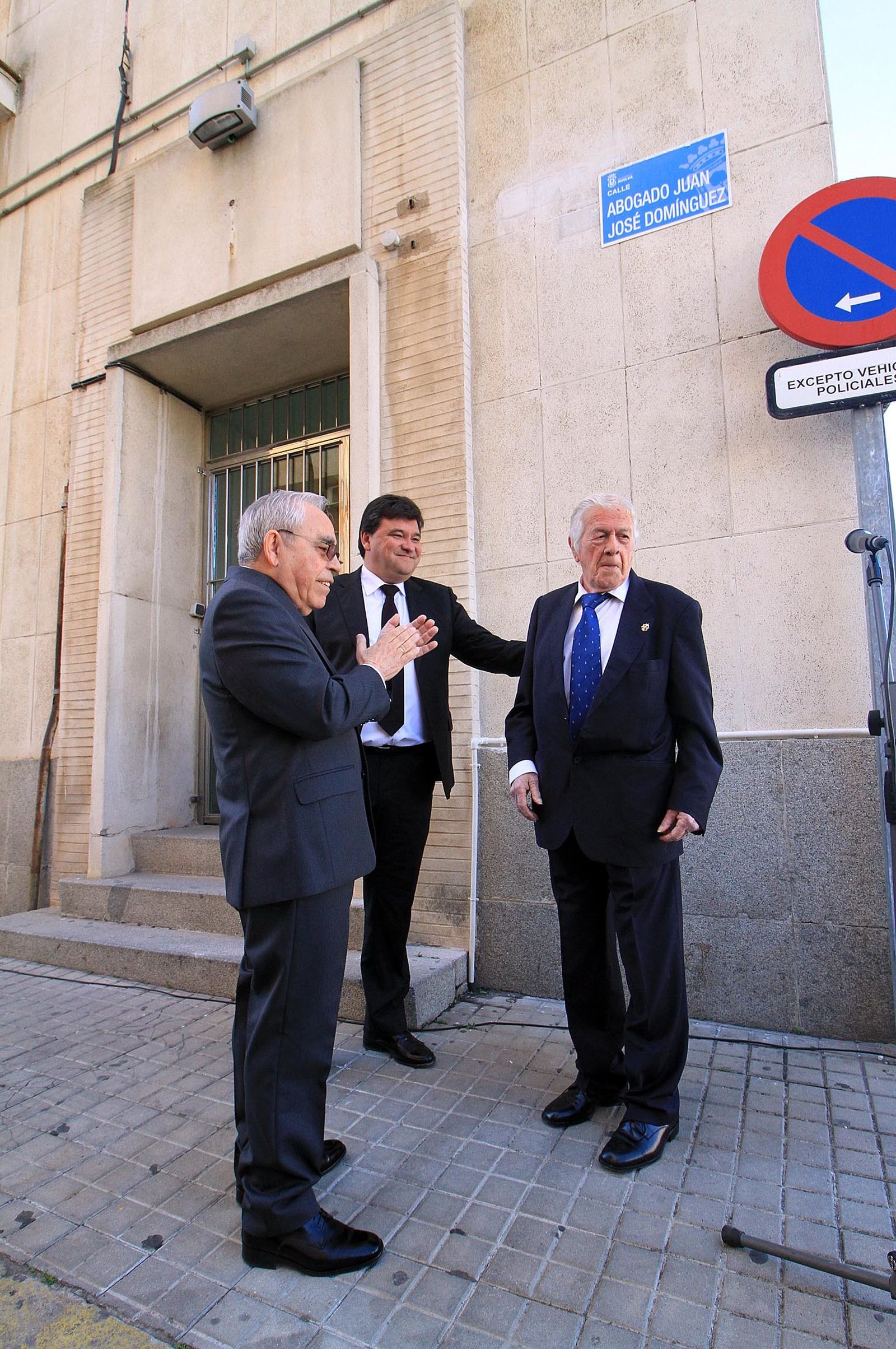 Acto de rotulación de la calle Abogado Juan José Domínguez en imágenes