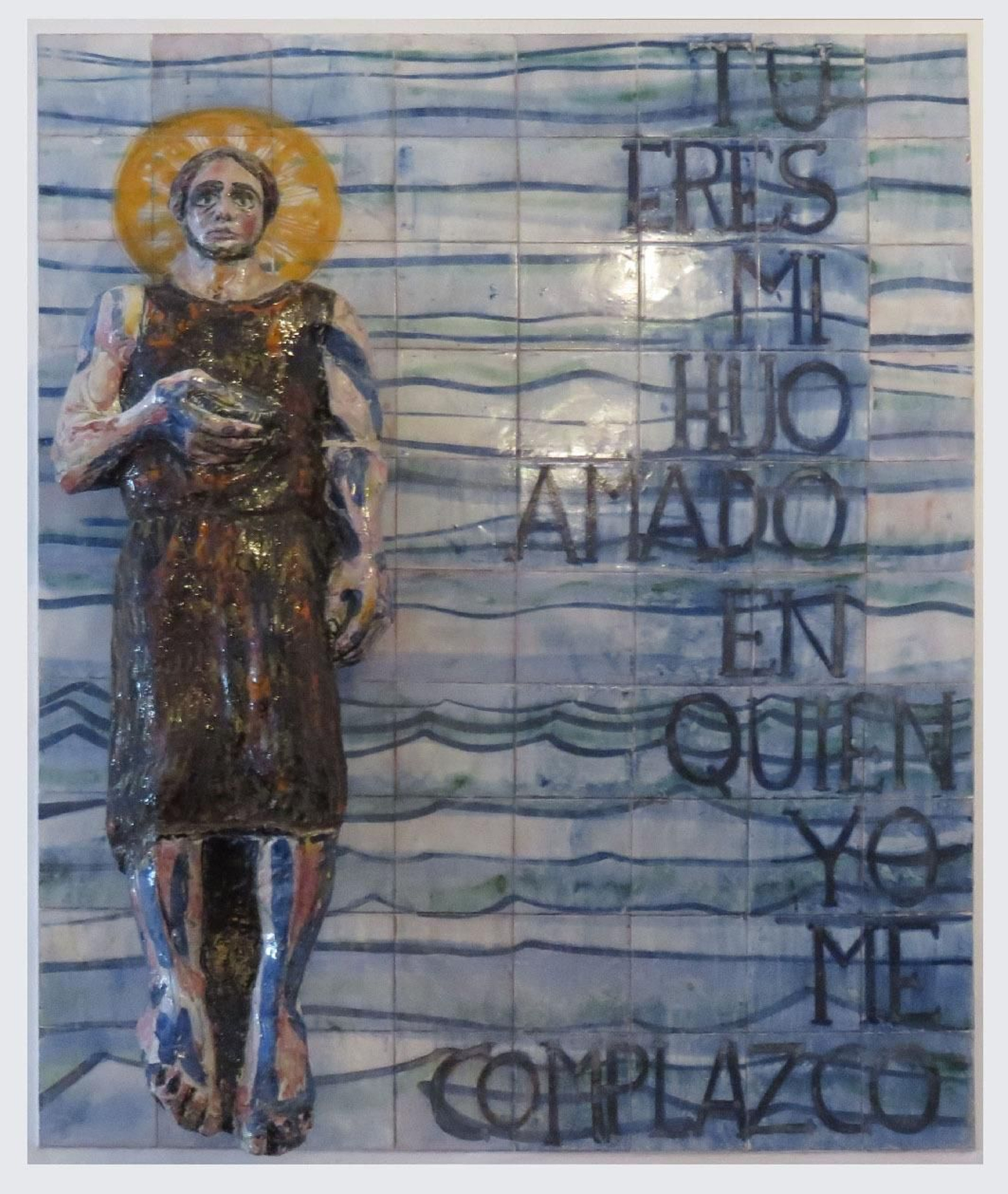 Relieve del Bautismo en cerámica policromada de Julián Gil, en la iglesia de Sacramento.