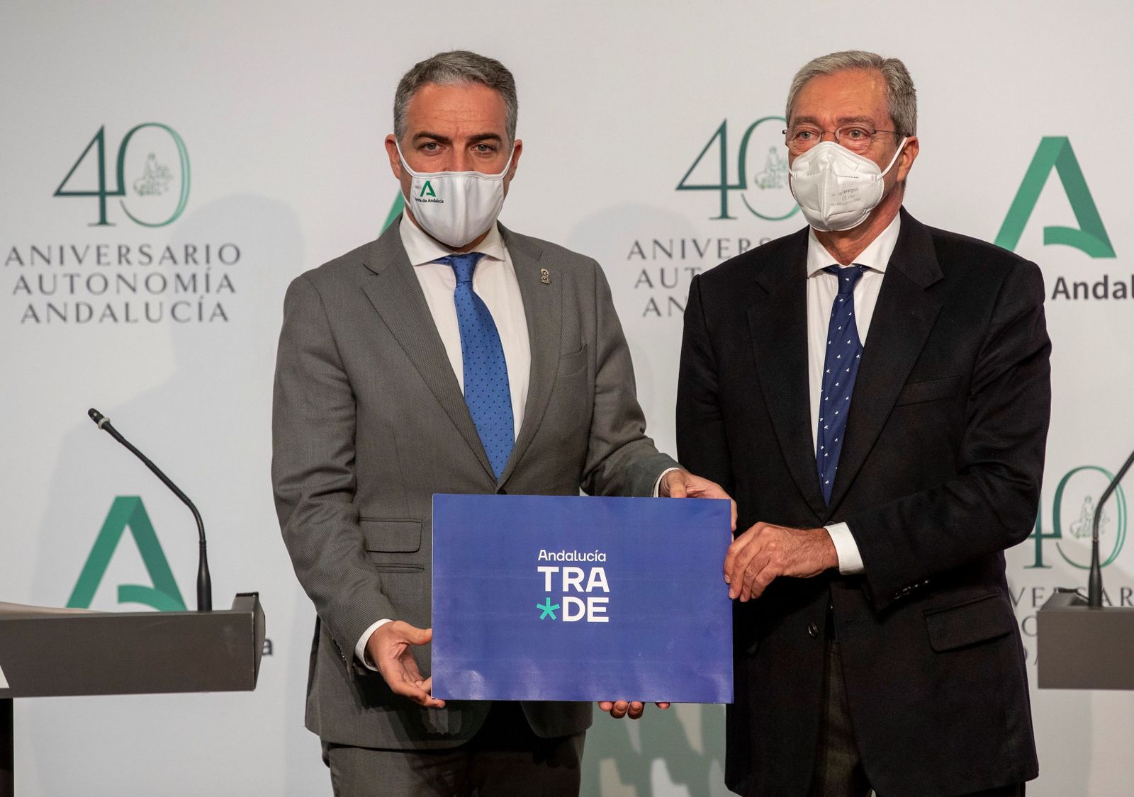 Elías Bendodo y Rogelio Velasco, a la derecha), muestran el logotipo de la nueva agencia Andalucía Trade.