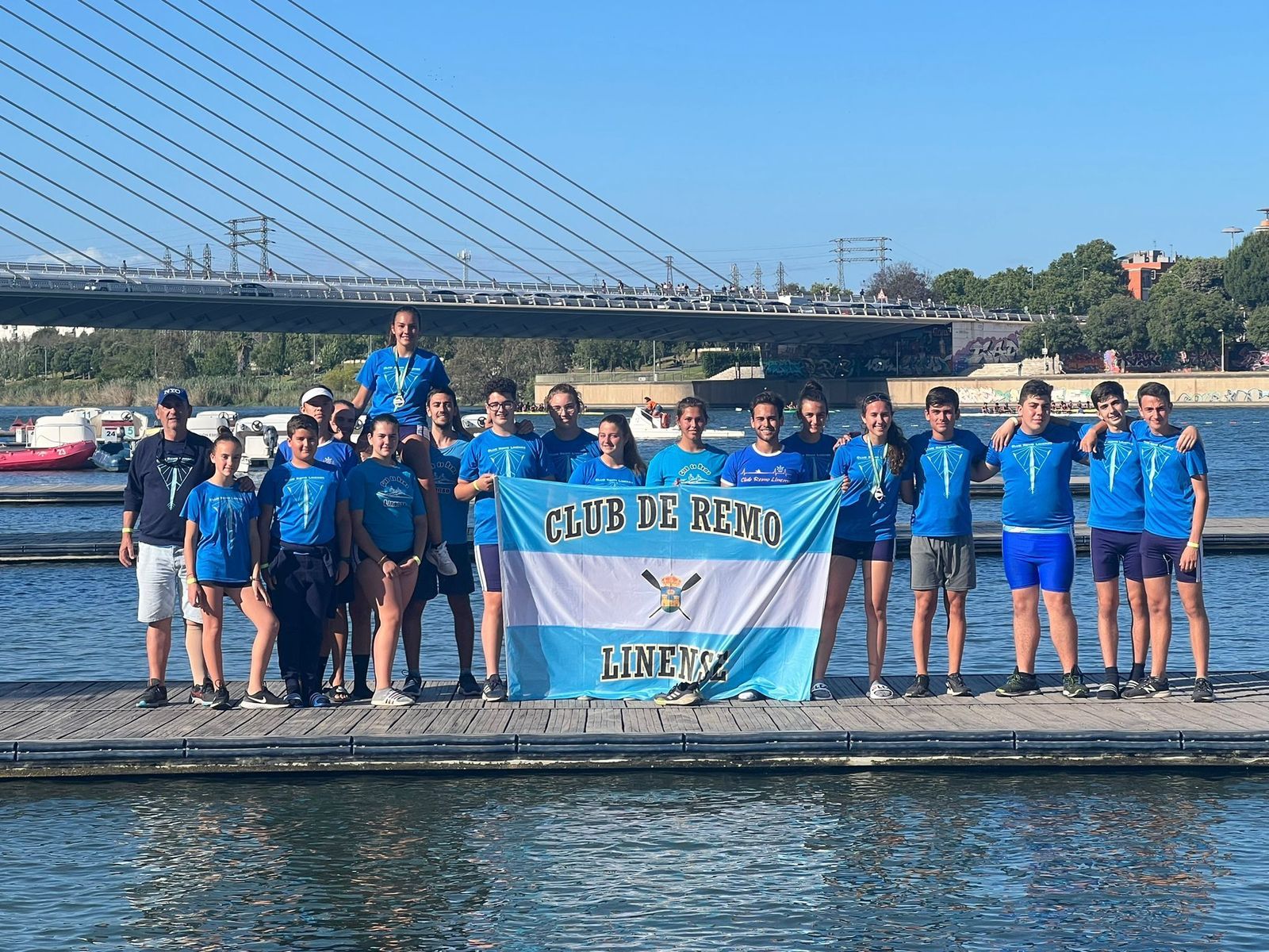 La expedición del Club de Remo Linense, en Sevilla