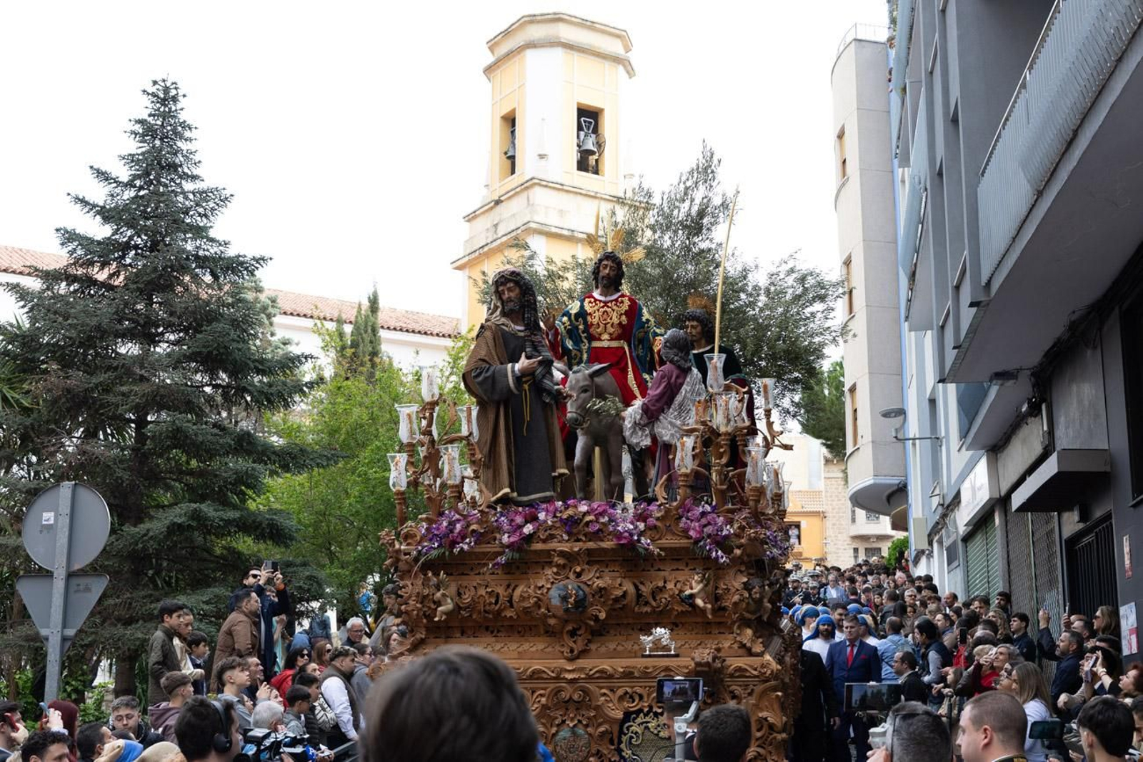 Los jiennenses se echan a la calle para presenciar la primera de las procesiones de la jornada: la Borriquilla (I)