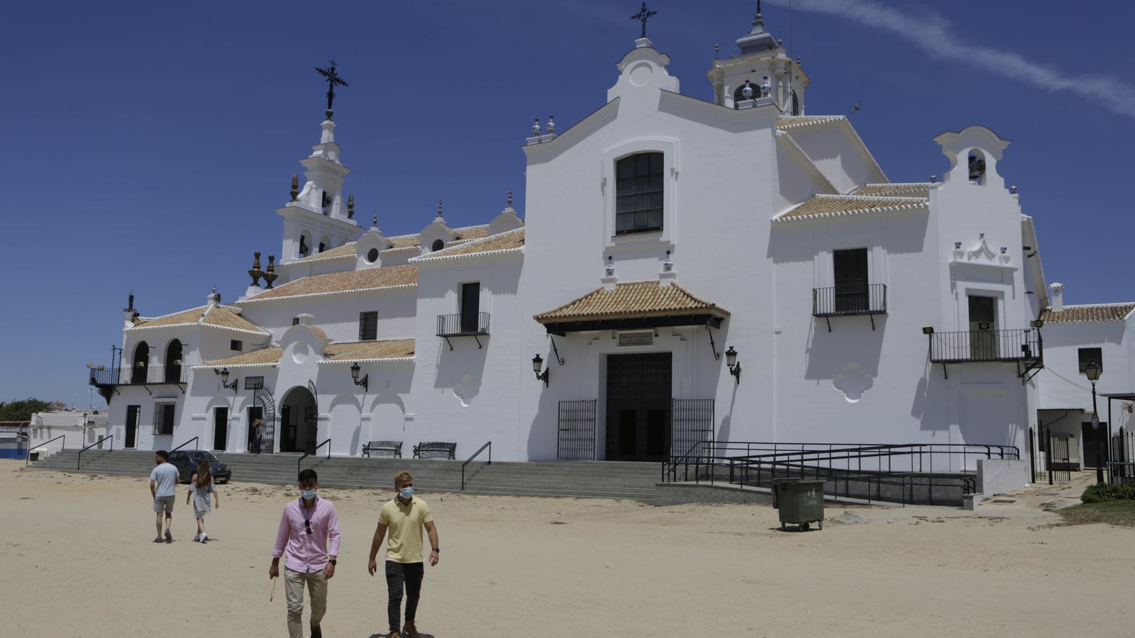 Imágenes de un viernes de Rocío sin romería