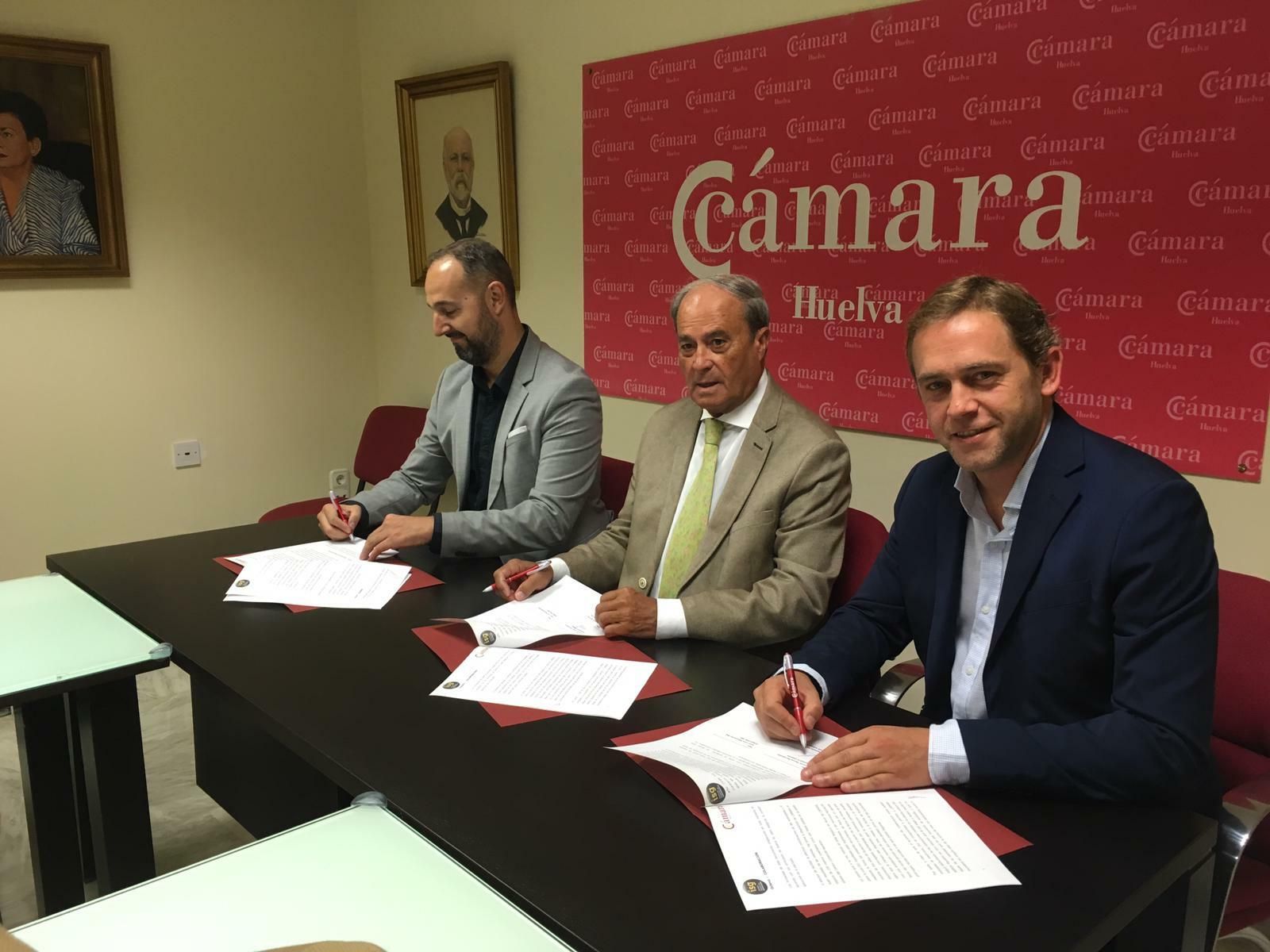 Firma del acuerdo entre la Cámara de Comercio y el Instituto de Gastronomía en Huelva.
