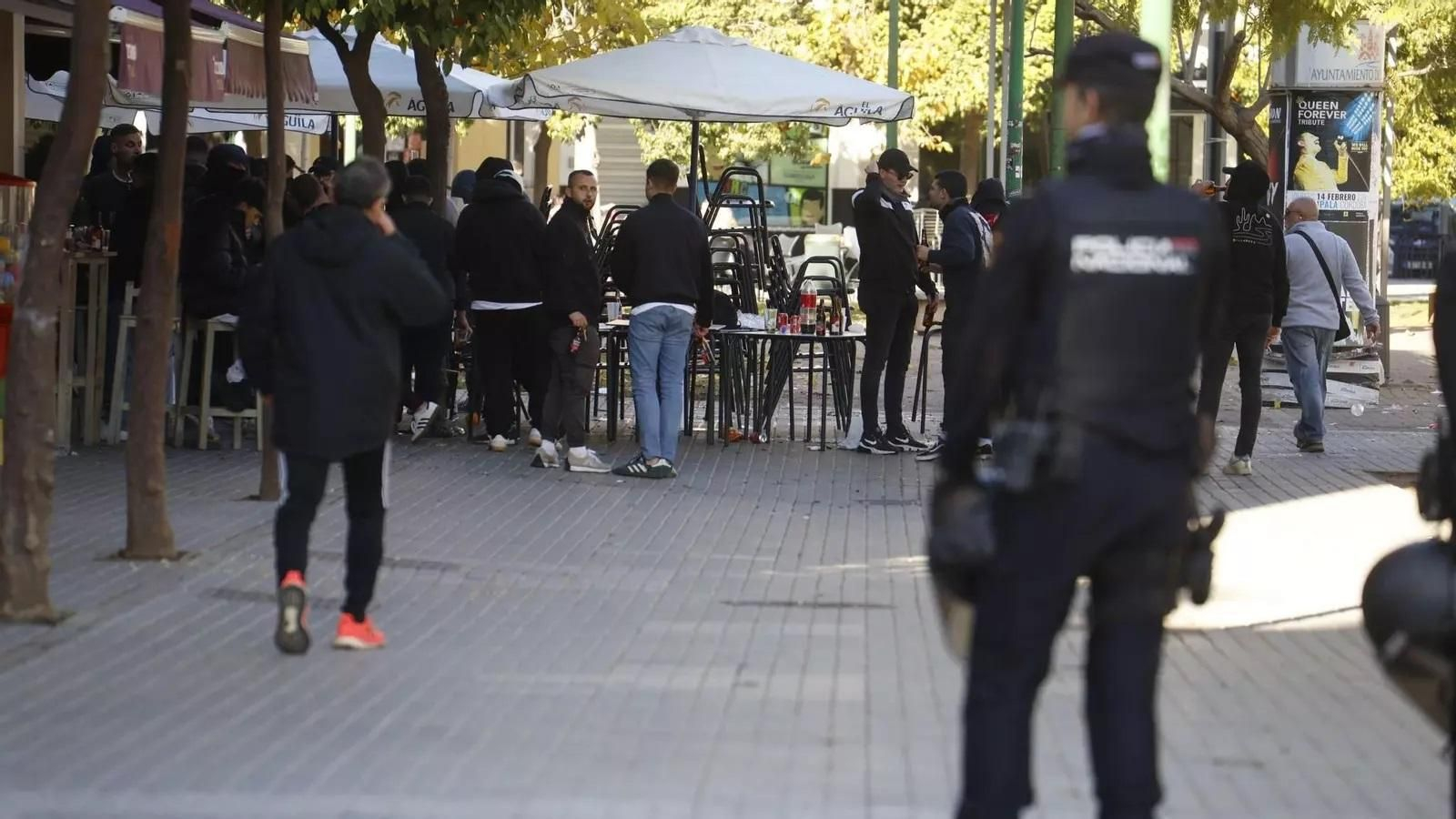 Un efectivo de la Policía Nacional, presente en la plaza del Moreal tras la pelea entre ultras del Córdoba CF y el Almería.