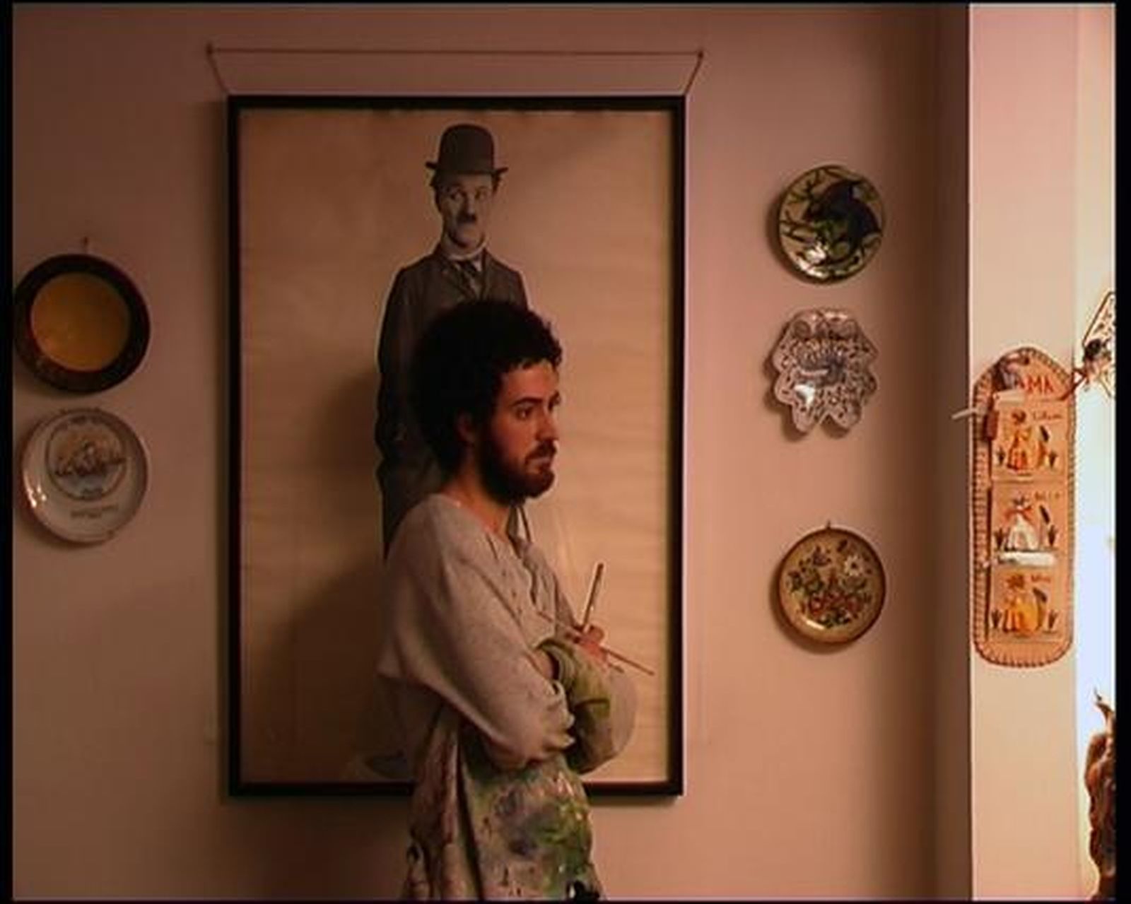 Family Strip  Un joven pintor, Francisco Herrero, pinta un retrato familiar: el del padre y la madre del productor, director y antiguo crítico cinematográfico Lluis Miñarro, quien con su presencia en el encuadre propone los temas de la charla. Un recorrido por una familia española típica, desde el franquismo hasta comienzos del siglo XXI, con una angustiosa vuelta de tuerca final.