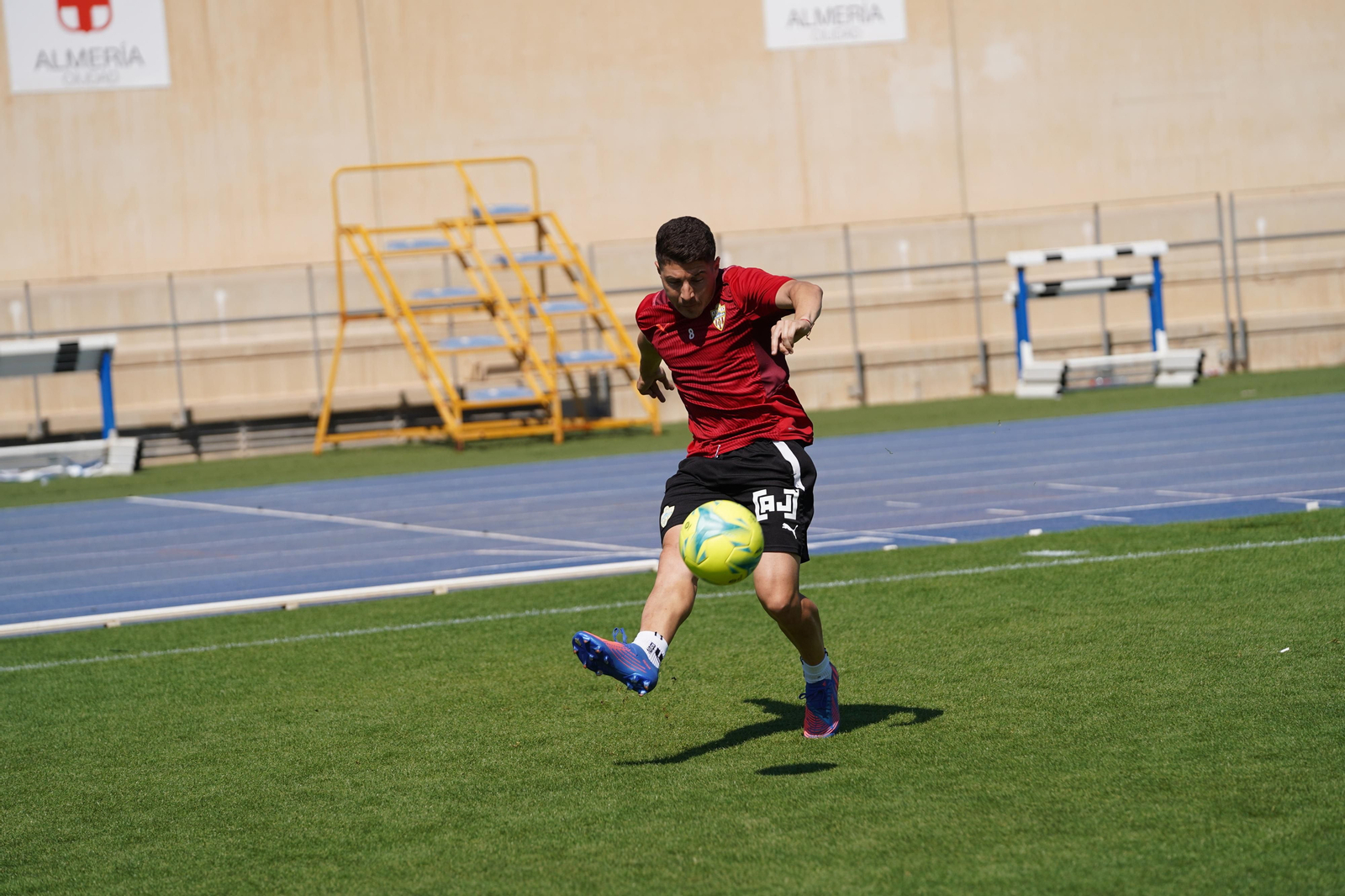 Portillo ejecuta un centro en el anexo Mediterráneo
