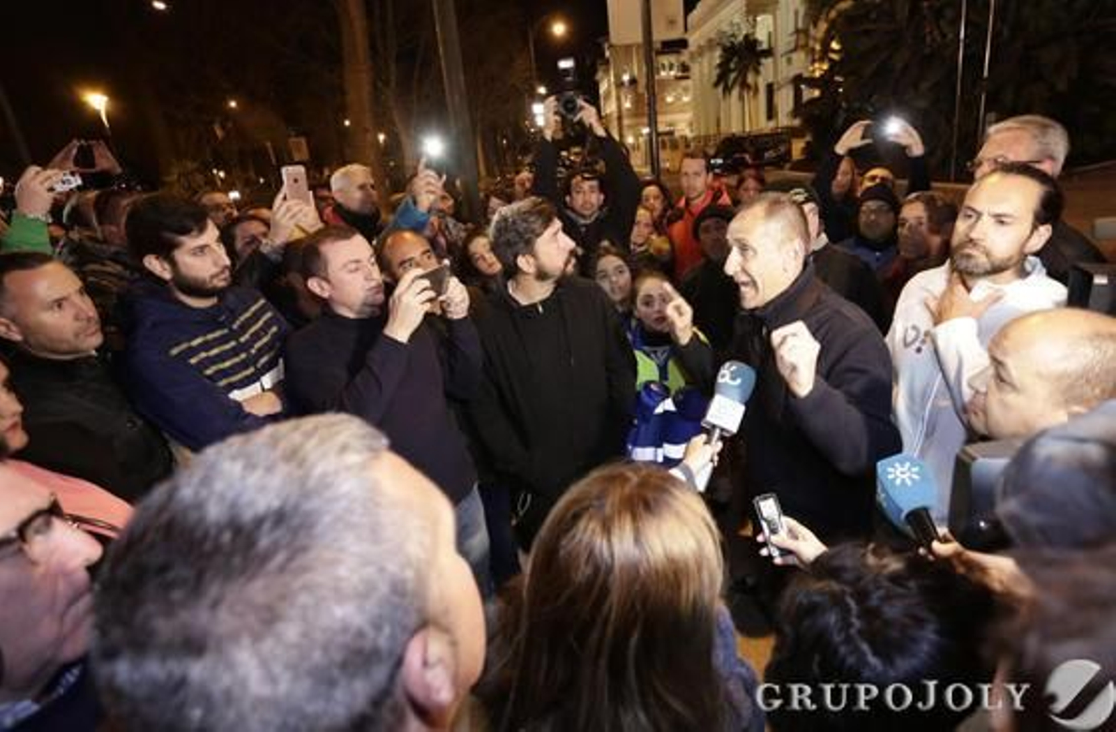 El presidente del comité de empresa se dirige a los trabajadores congregados en el Ayuntamiento, en un receso de la negociación.

Foto: Marilú Báez