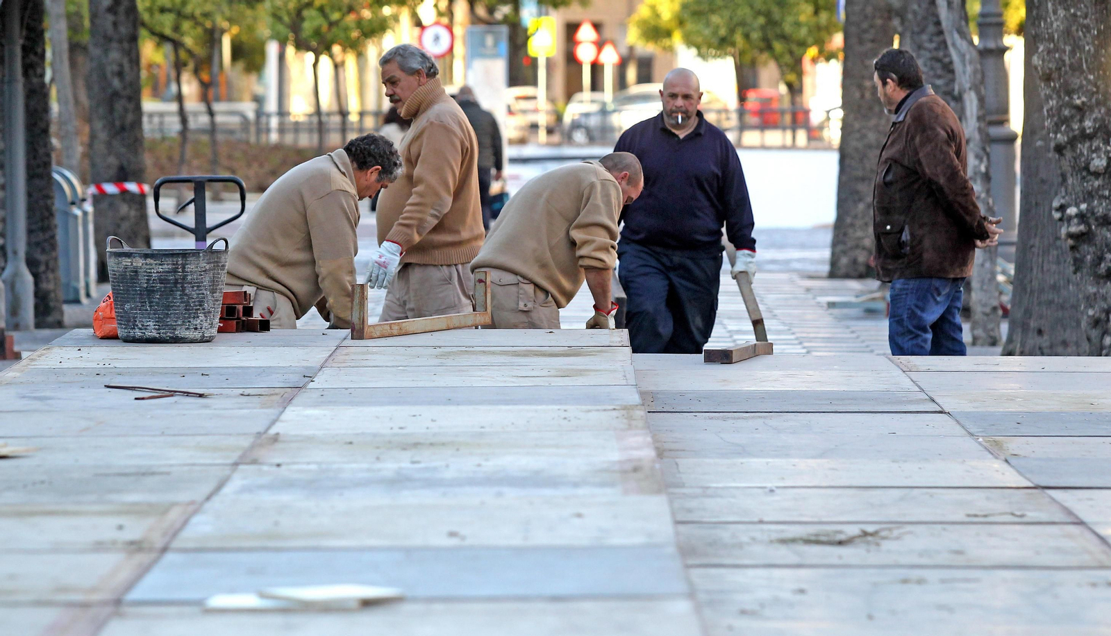 Operarios municipales, durante el montaje de los palcos  en Cristina en febrero pasado