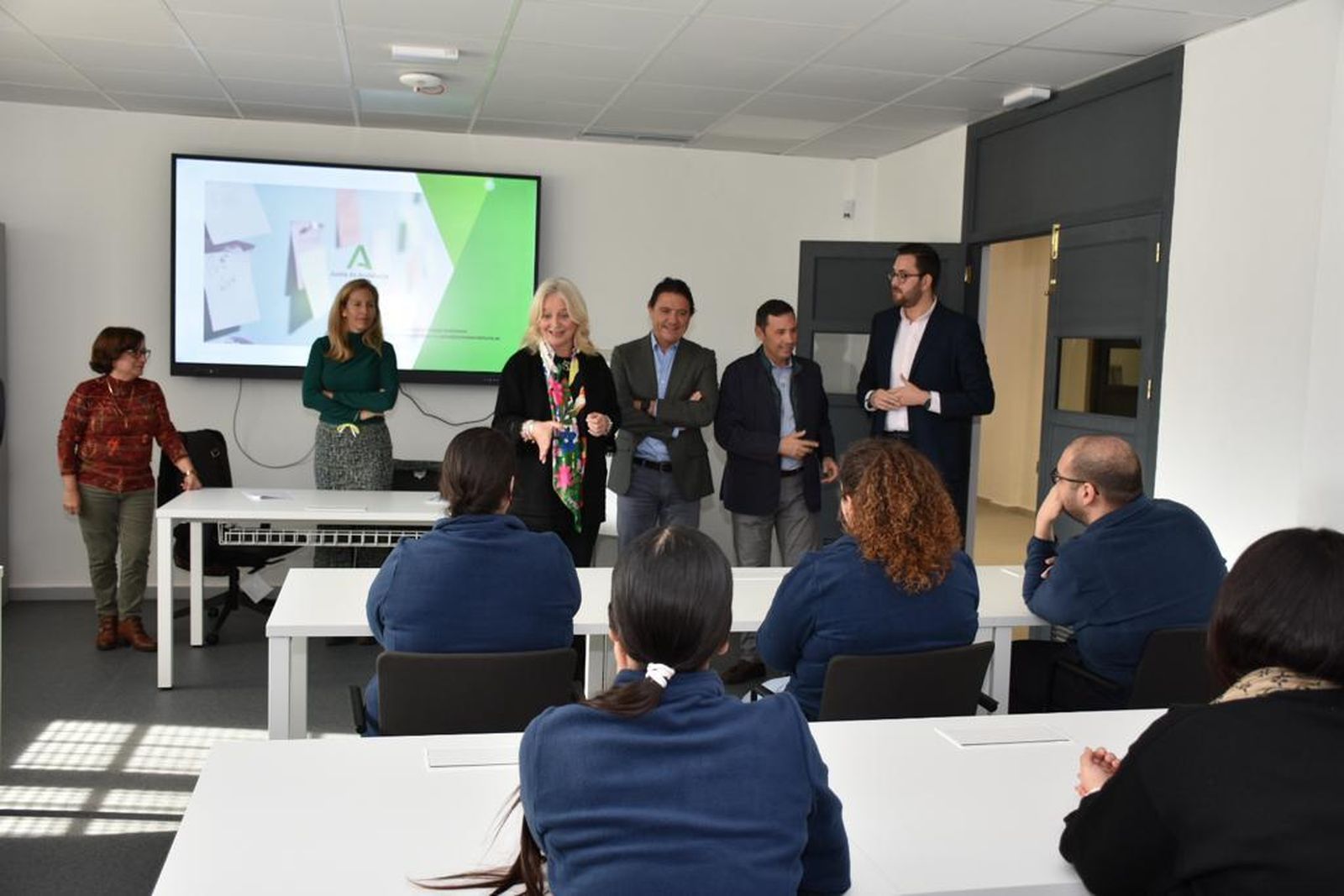 Las autoridades, durante la visita al Centro de Formación Punta Europa.