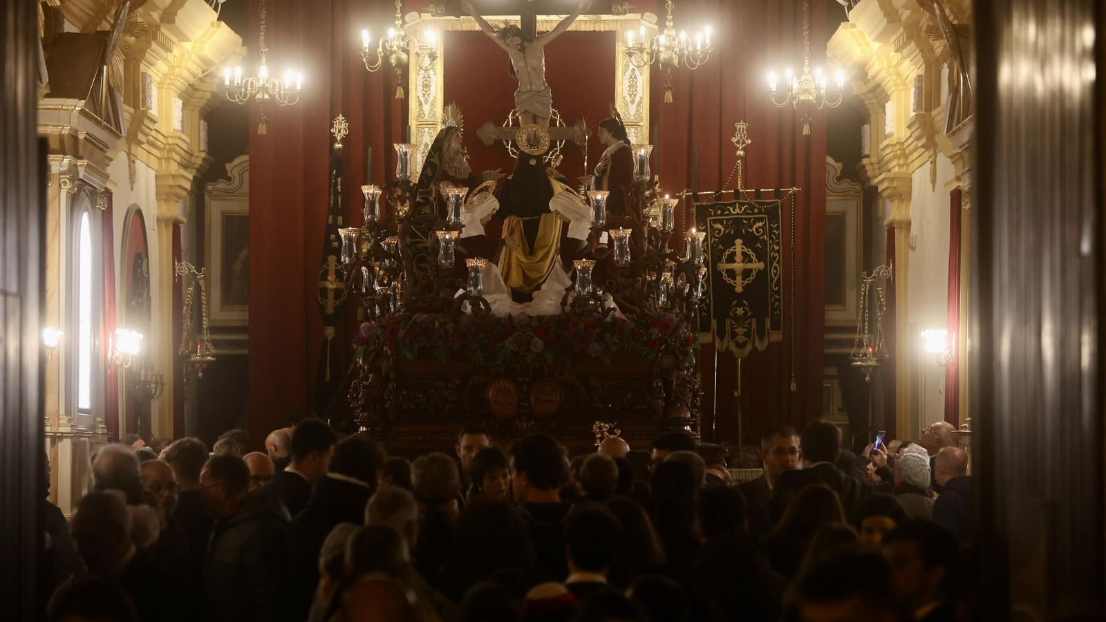 El paso de misterio de la Vera Cruz, en el interior de su capilla en San Fernando. El paso de misterio de la Vera Cruz, en el interior de su capilla en San Fernando.