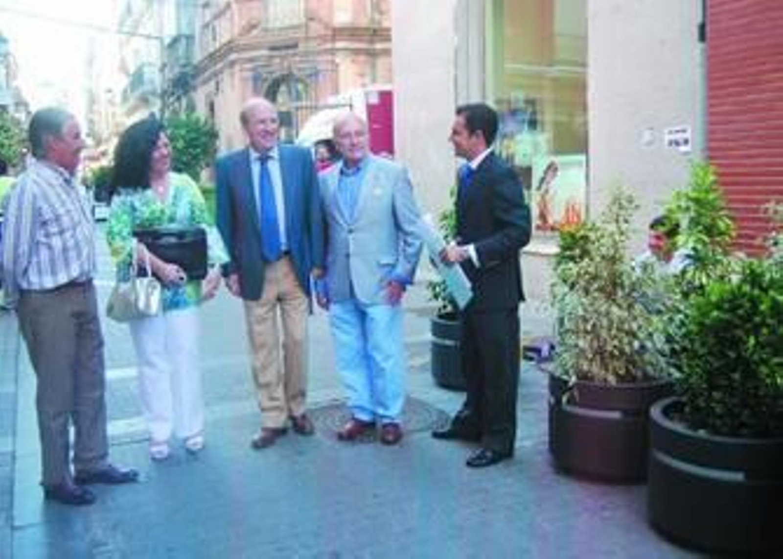 Guerrero, Montse Borrero, Rodríguez, Santamaría y Felipe Arias, ayer en la calle Rico.