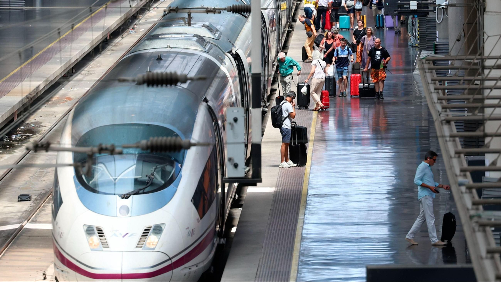 Pasajeros en la estación Puerta de Atocha | Imagen de archivo