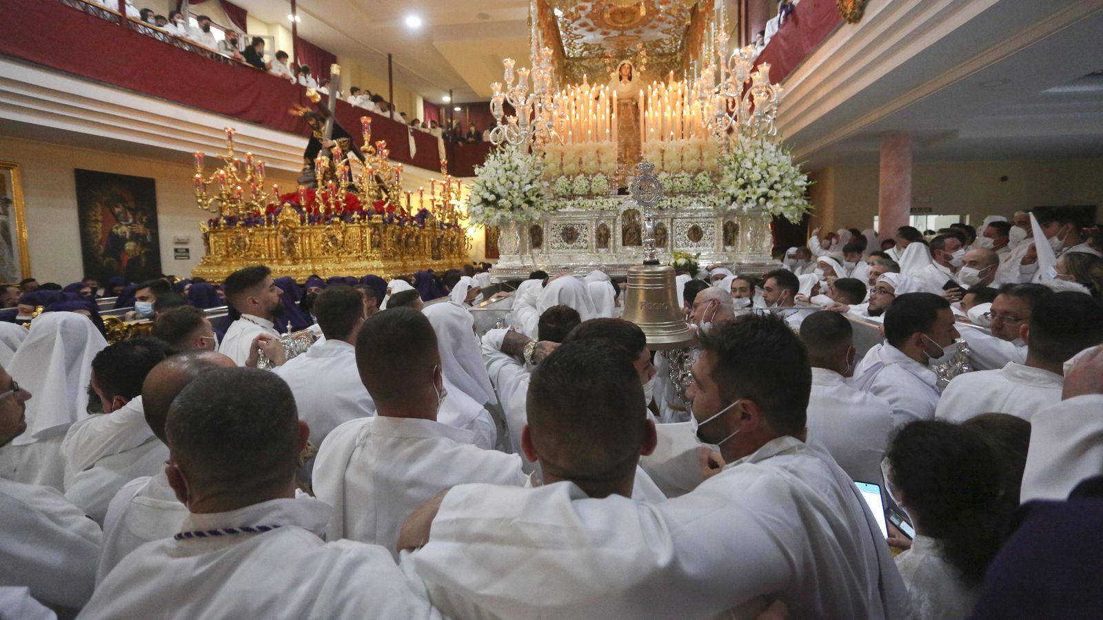 Los hombres de trono del Rocío se abrazan tras suspender su salida.