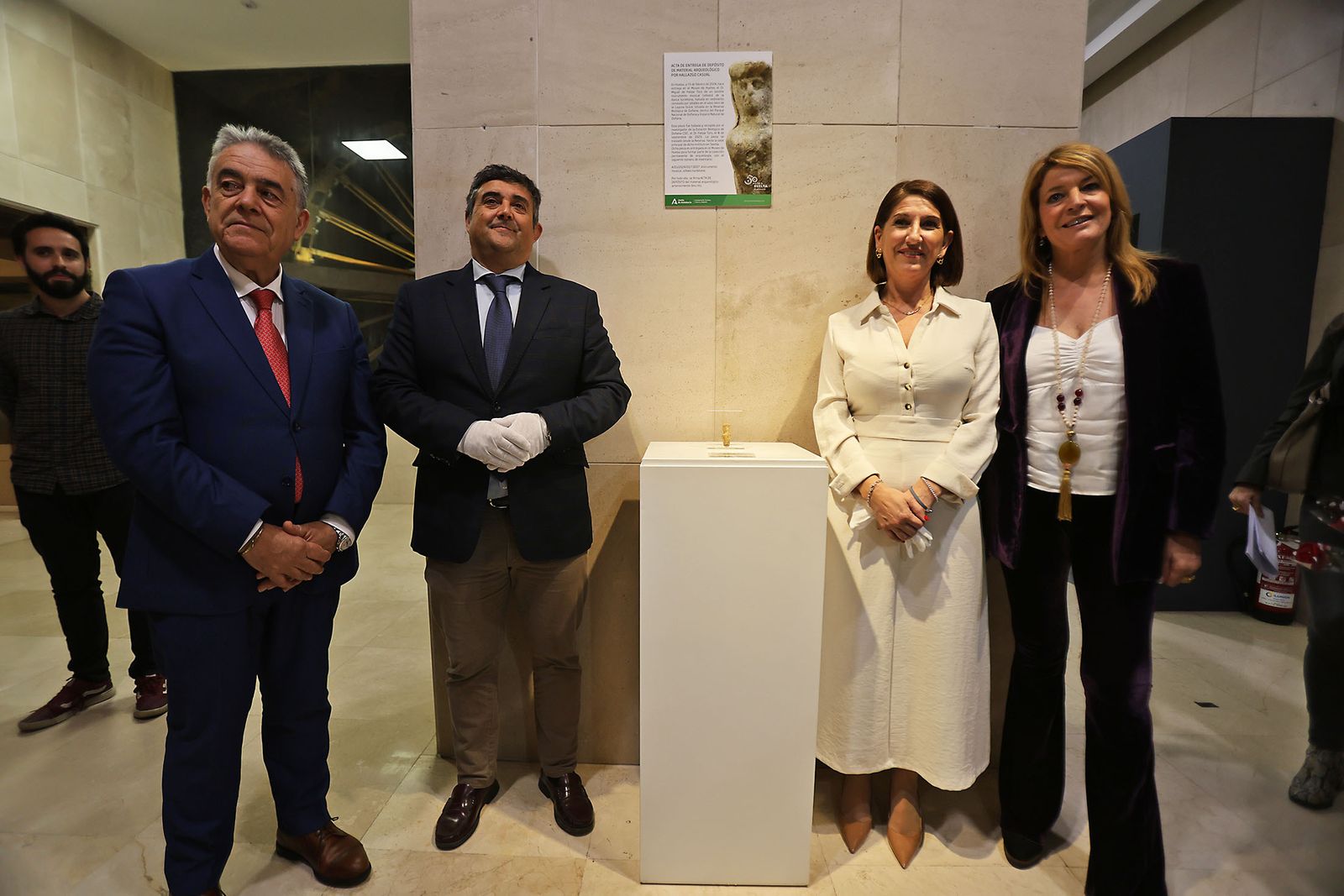 Imágenes de la Recepción en el Museo de Huelva del silbato turdetano hallado en Doñana