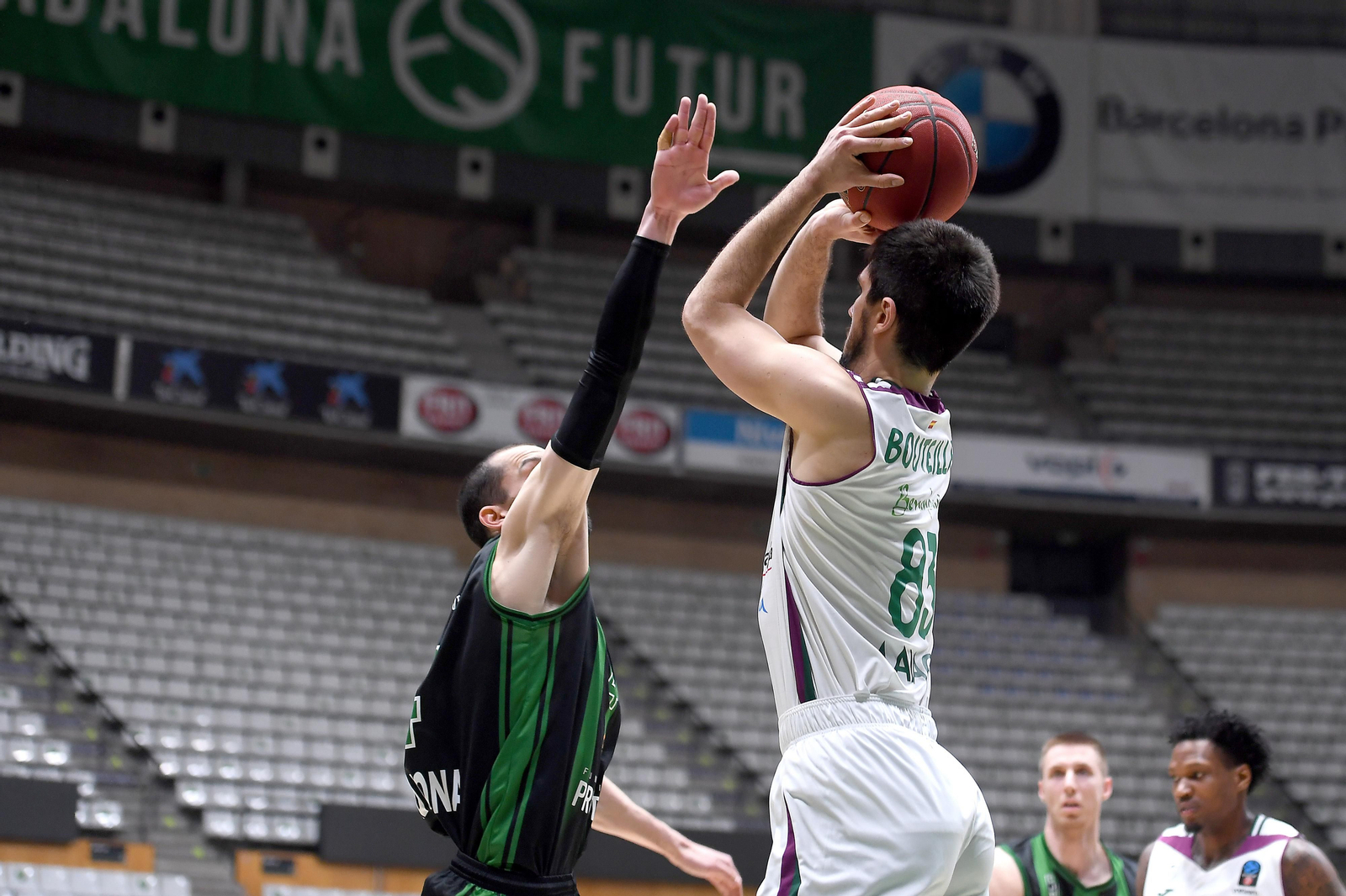 Axel Bouteille lanza un triple ante Ribas. Axel Bouteille lanza un triple ante Ribas.