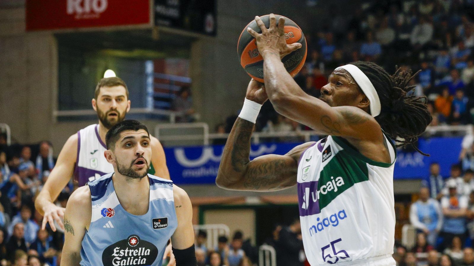 Perry entra a canasta.