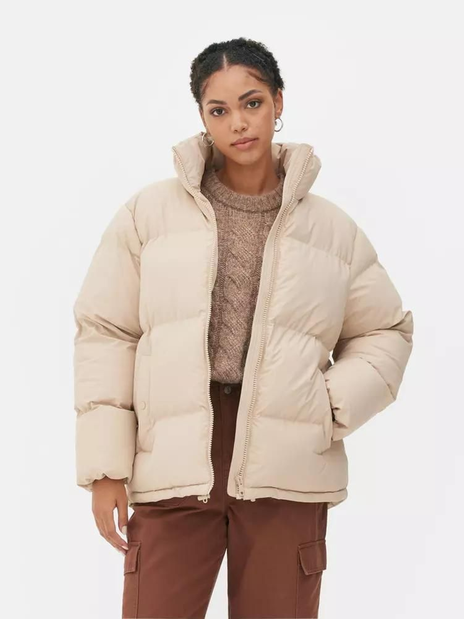 Plumífero beige de Primark.