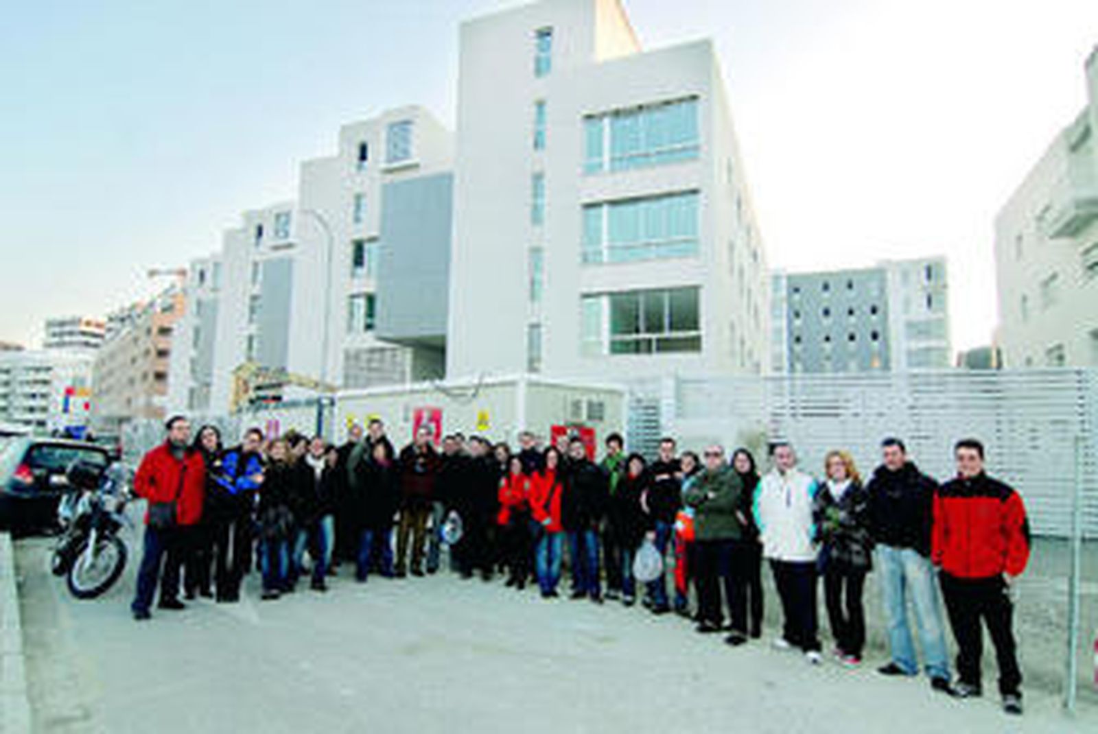 Futuros inquilinos del residencial Albatros, en el Serrallo, en la reunión que celebraron a pie de obra.