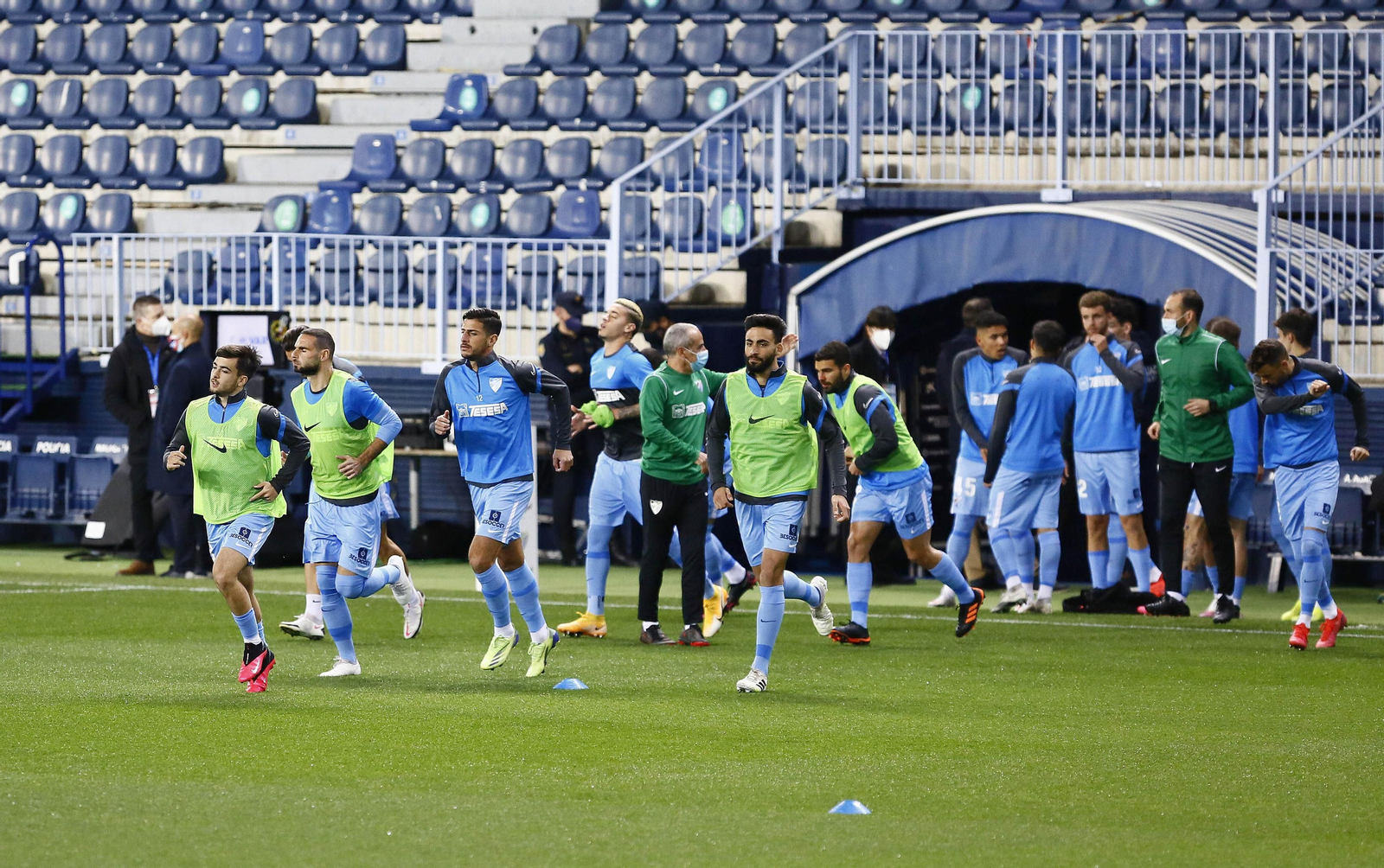 Los jugadores del Málaga antes de iniciar el último partido en casa ante la Ponferradina.