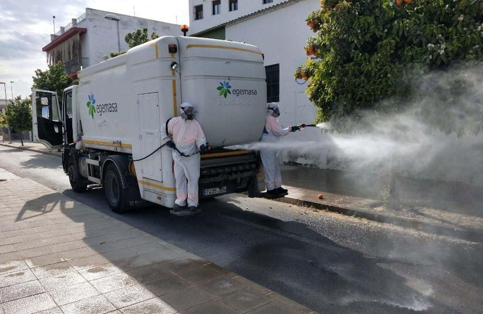 Baldeo por operarios de Egemasa
