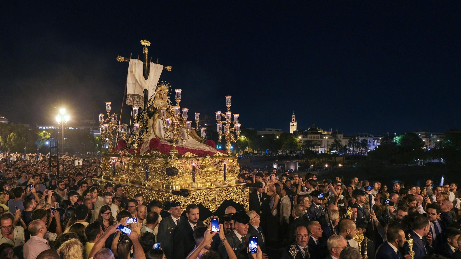 Procesión de regreso de la Piedad del Baratillo Coronada