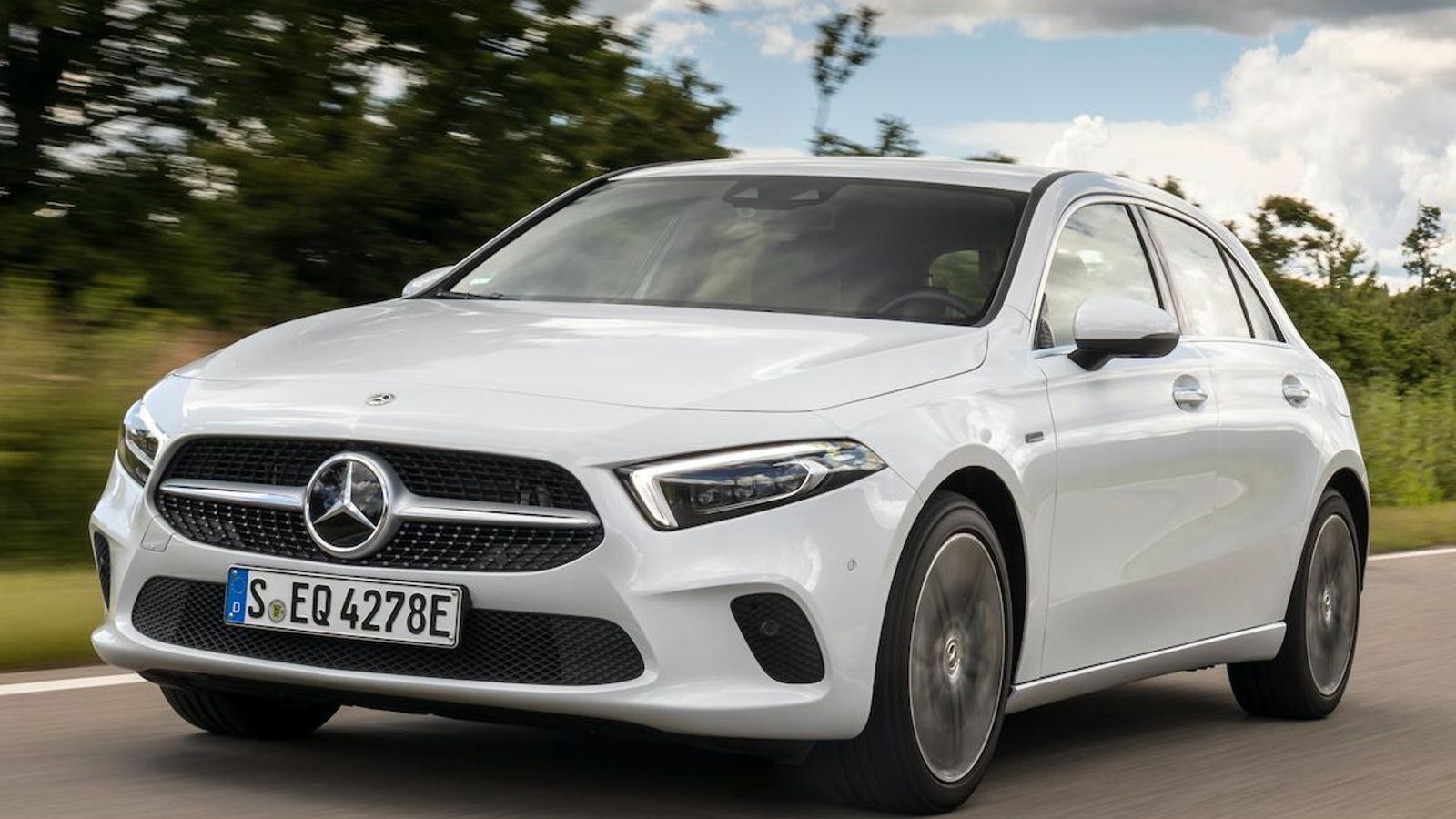 El híbrido enchufable más vendido en España en 2020 fue el Mercedes-Benz A 250e, con casi 1.800 unidades. Peugeot 3008 Hybrid, Kia Niro PHEV y Renault Captur E-Tech le siguieron, todos ellos superando el millar de unidades.