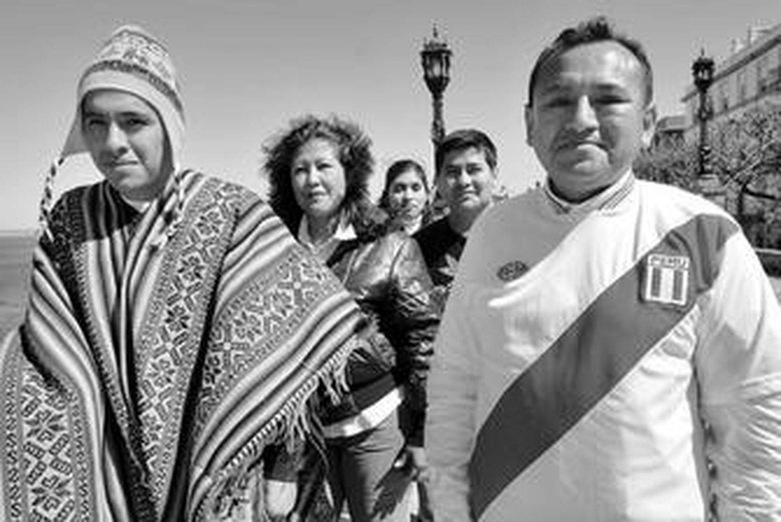 Un grupo de peruanos, ayer en Cádiz, vestidos con su traje típico y el de la selección de fútbol
