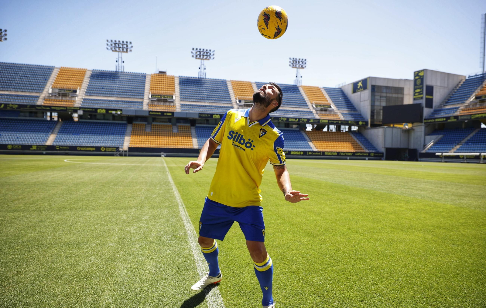 Glauder con el balón en el terreno del juego del estadio. Glauder con el balón en el terreno del juego del estadio.