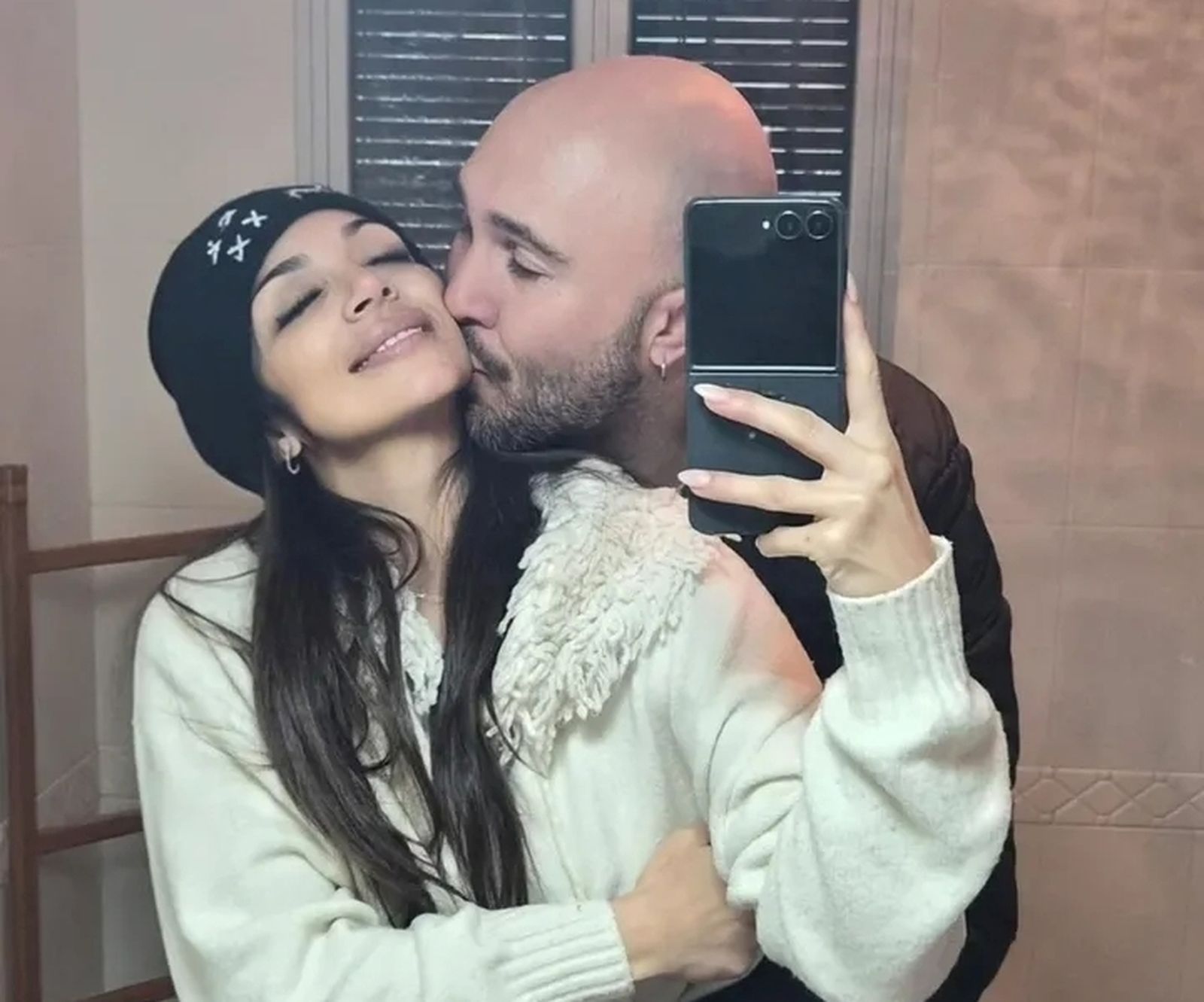 Kiko Rivera besa en la mejilla a Lola García, su nueva pareja sentimental.