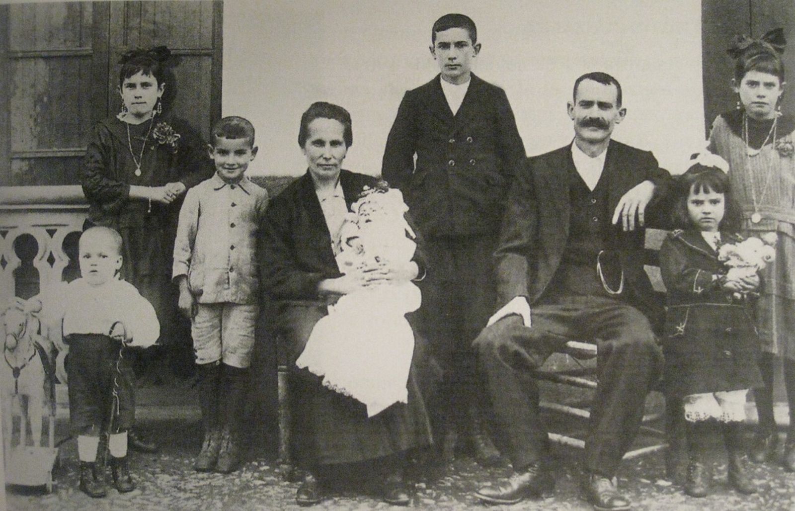 El libro es fruto de un intenso trabajo de recopilación de datos e historias.