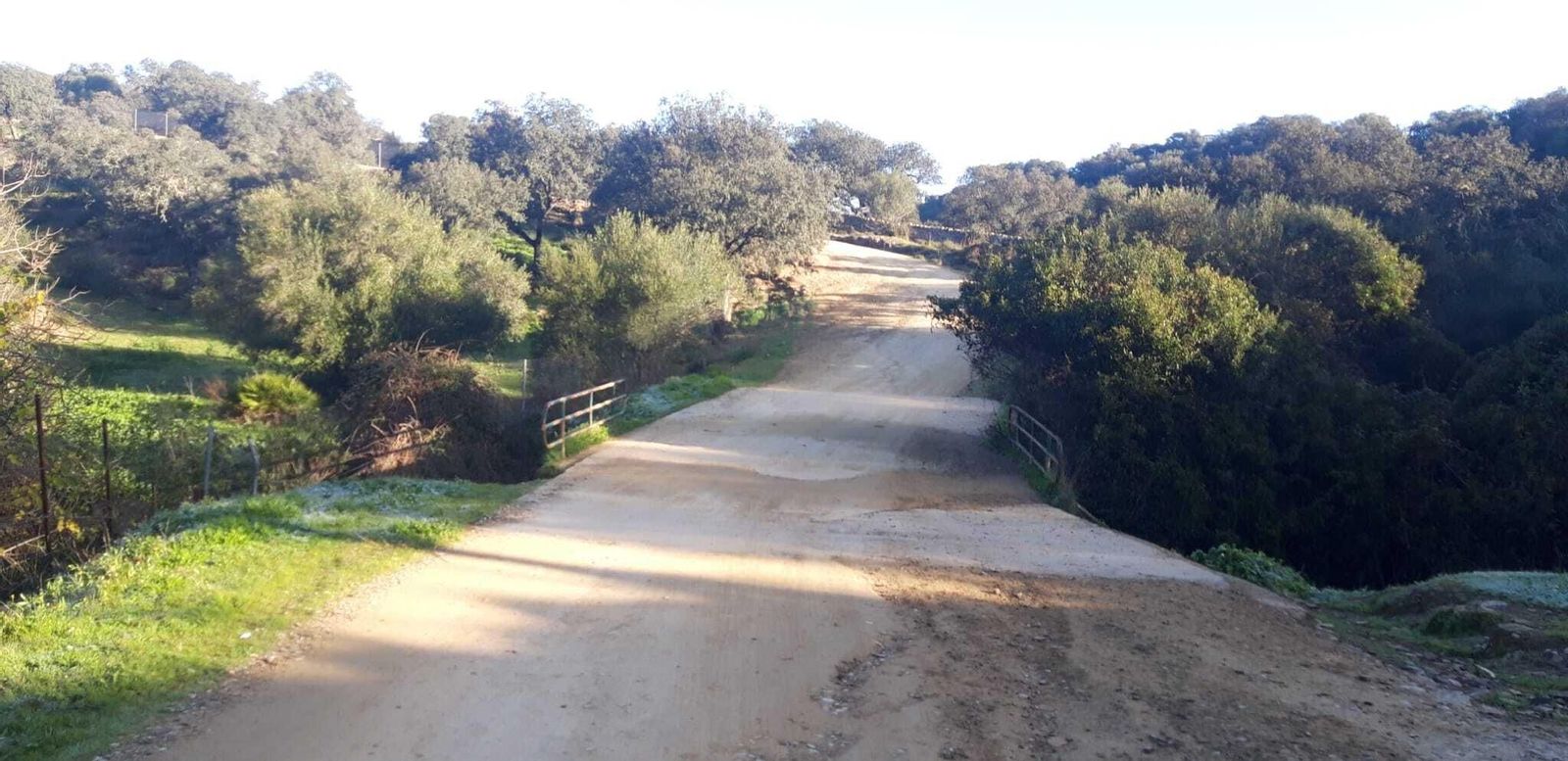 Los primeros tramos van entre fincas y cortijos