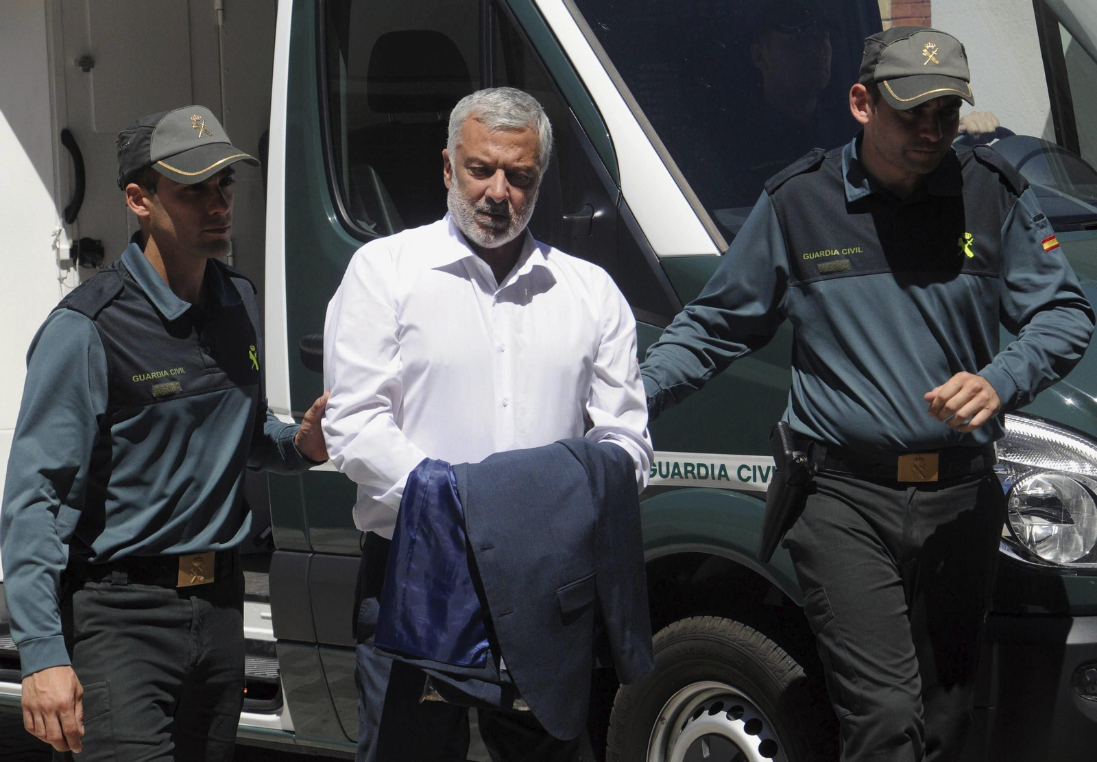 Adolfo Fernández, en el centro, como el personaje Bornay de la serie 'B&B'