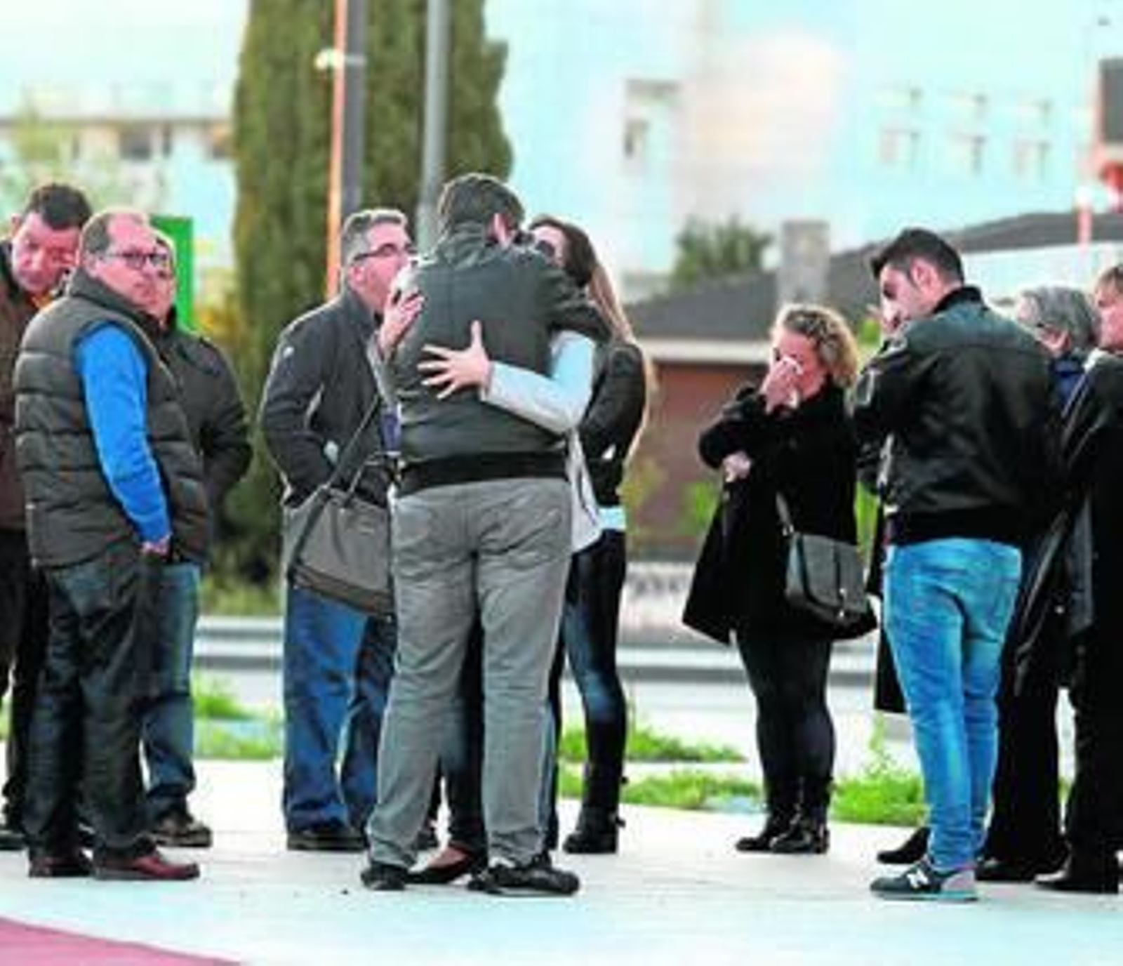 Los familiares del fallecido José Antonio Martínez en los aledaños del Instituto de Medicina Legal.