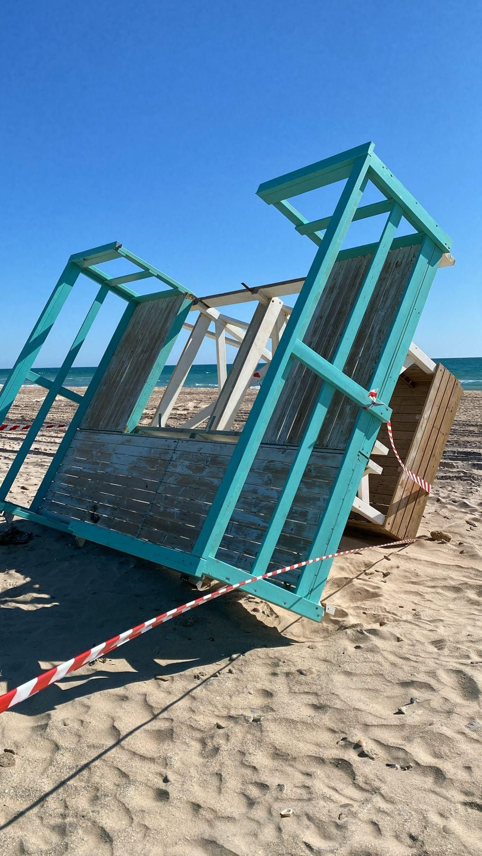 La torreta de la playa de Camposoto que se cayó encima del joven, precintada tras el accidente.