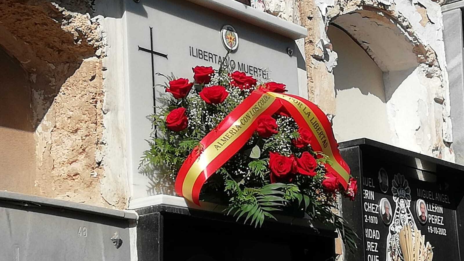 Homenajearon a los Coloraos con una corona de rosas rojas.