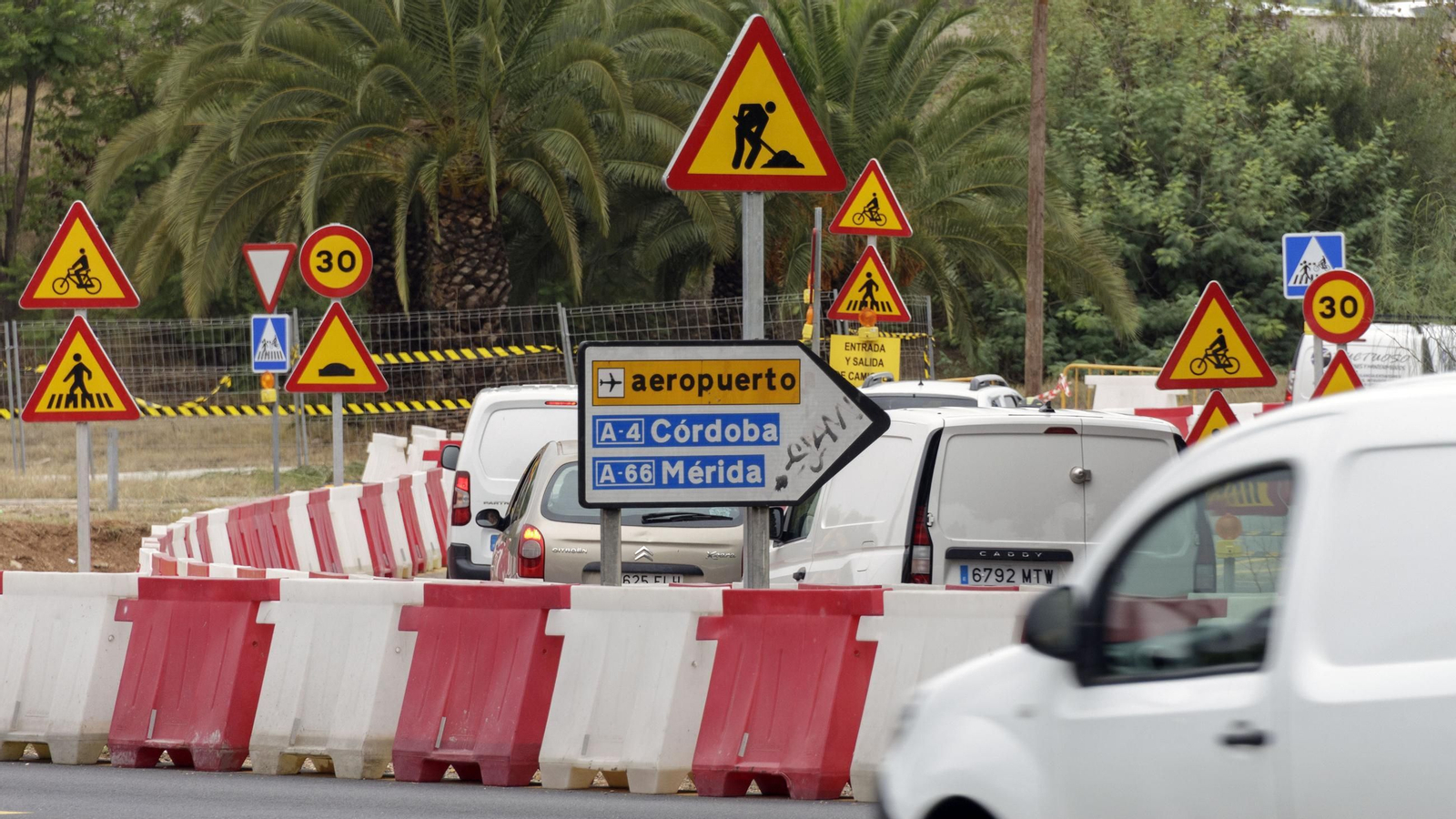 Obras de la construcción del carril del tranvibus que conectará Santa Justa, Sevilla Este y Torreblanca