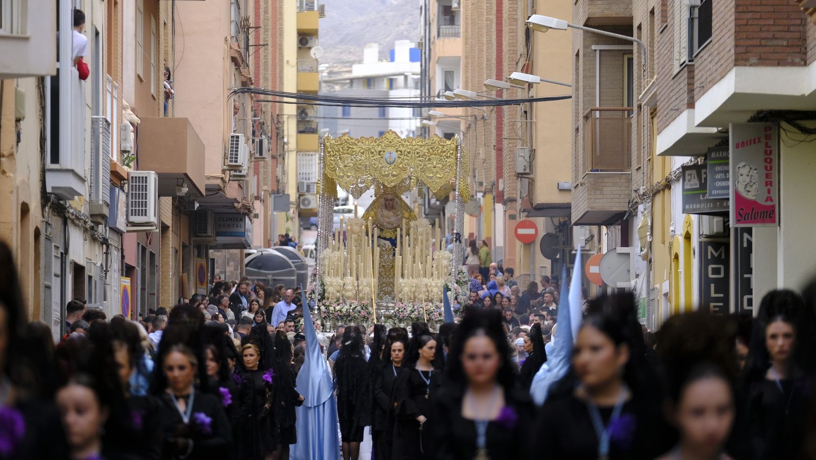 La Procesión de Los Ángeles de sobrepuso a la lluvia, en imágenes